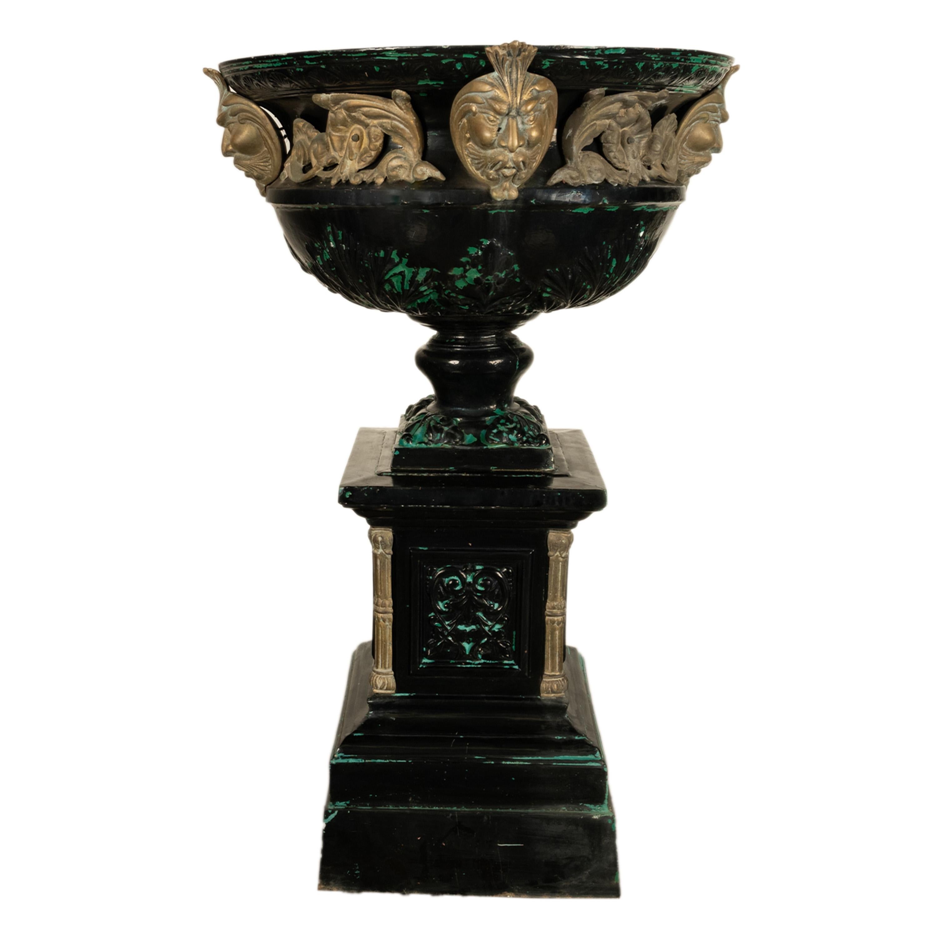 Monumentale urne de jardin en fonte et bronze ancienne de 70 pouces sur piédestal 1930 en vente 1