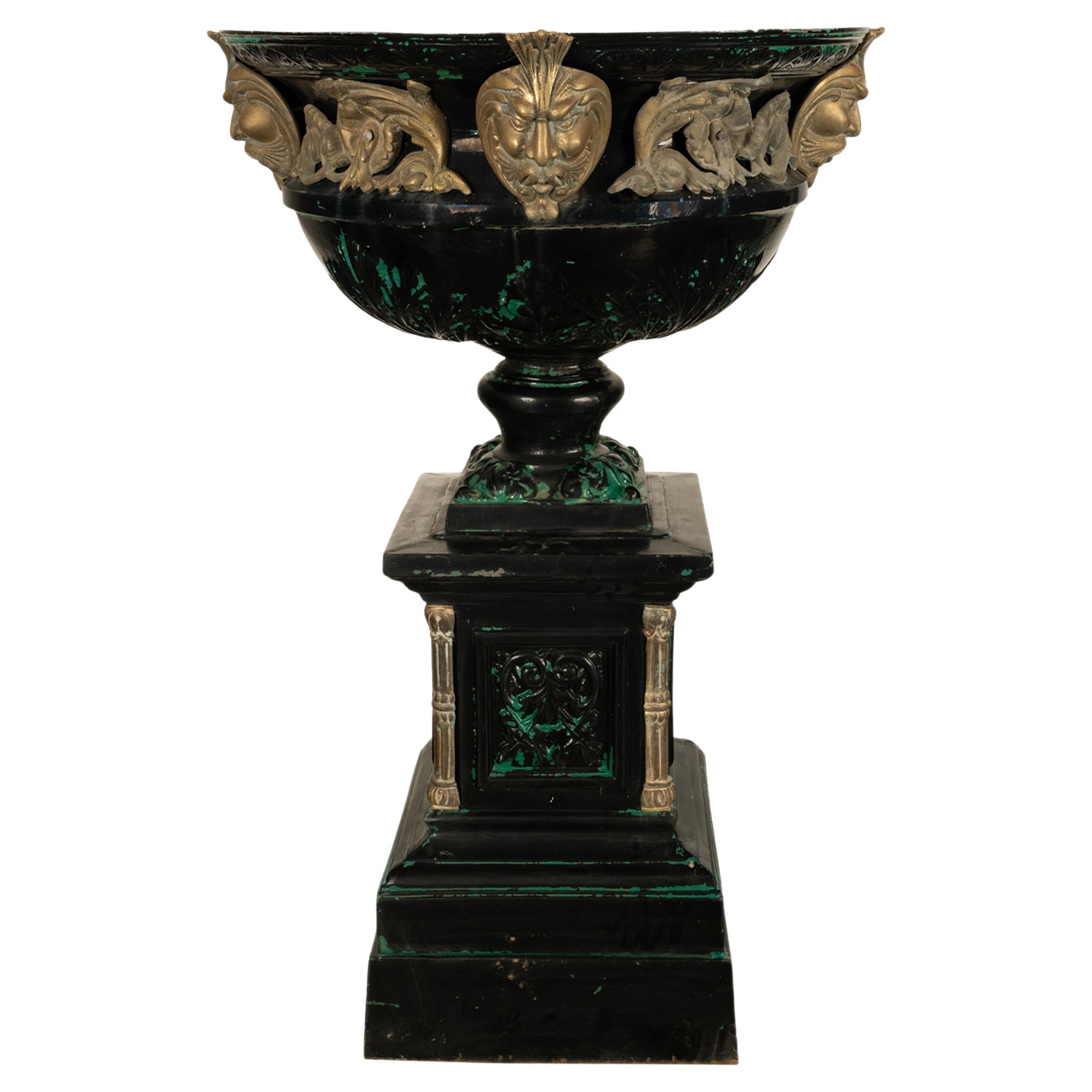 Monumentales 70" hohes antikes Gartenurnen-Pflanzgefäß aus Gusseisen und Bronze auf Sockel, 1930