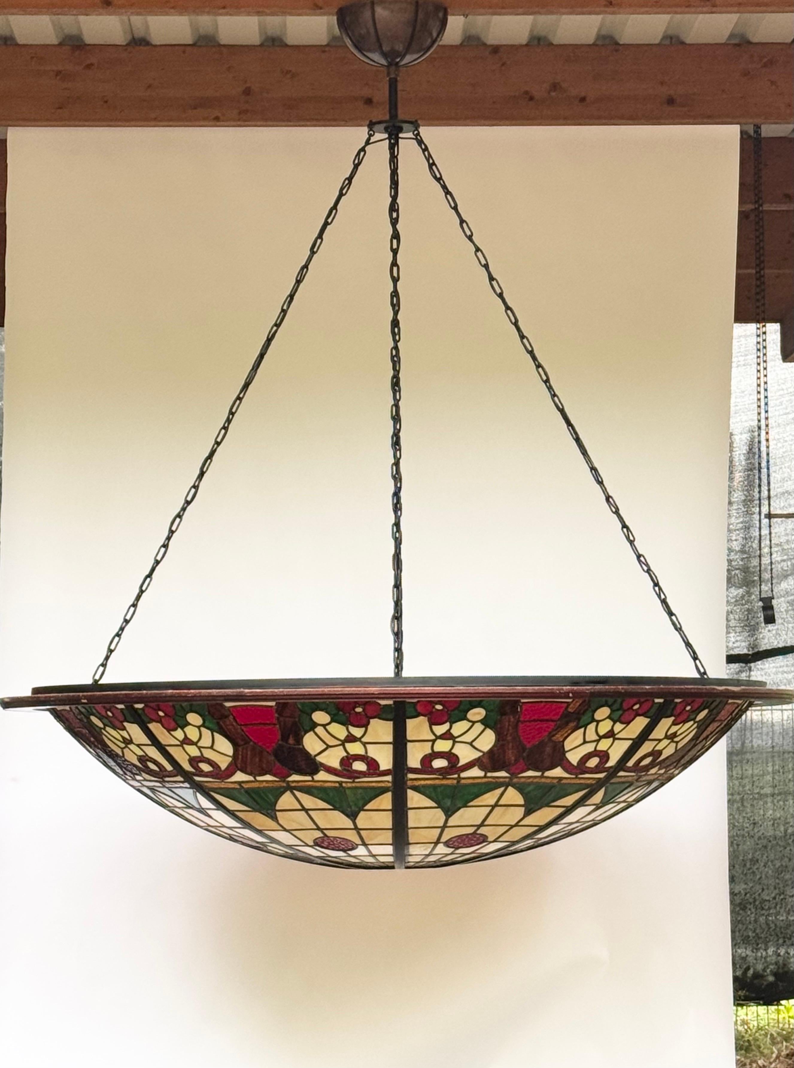 Allemand Lustre monumental à dôme en verre teinté de 79