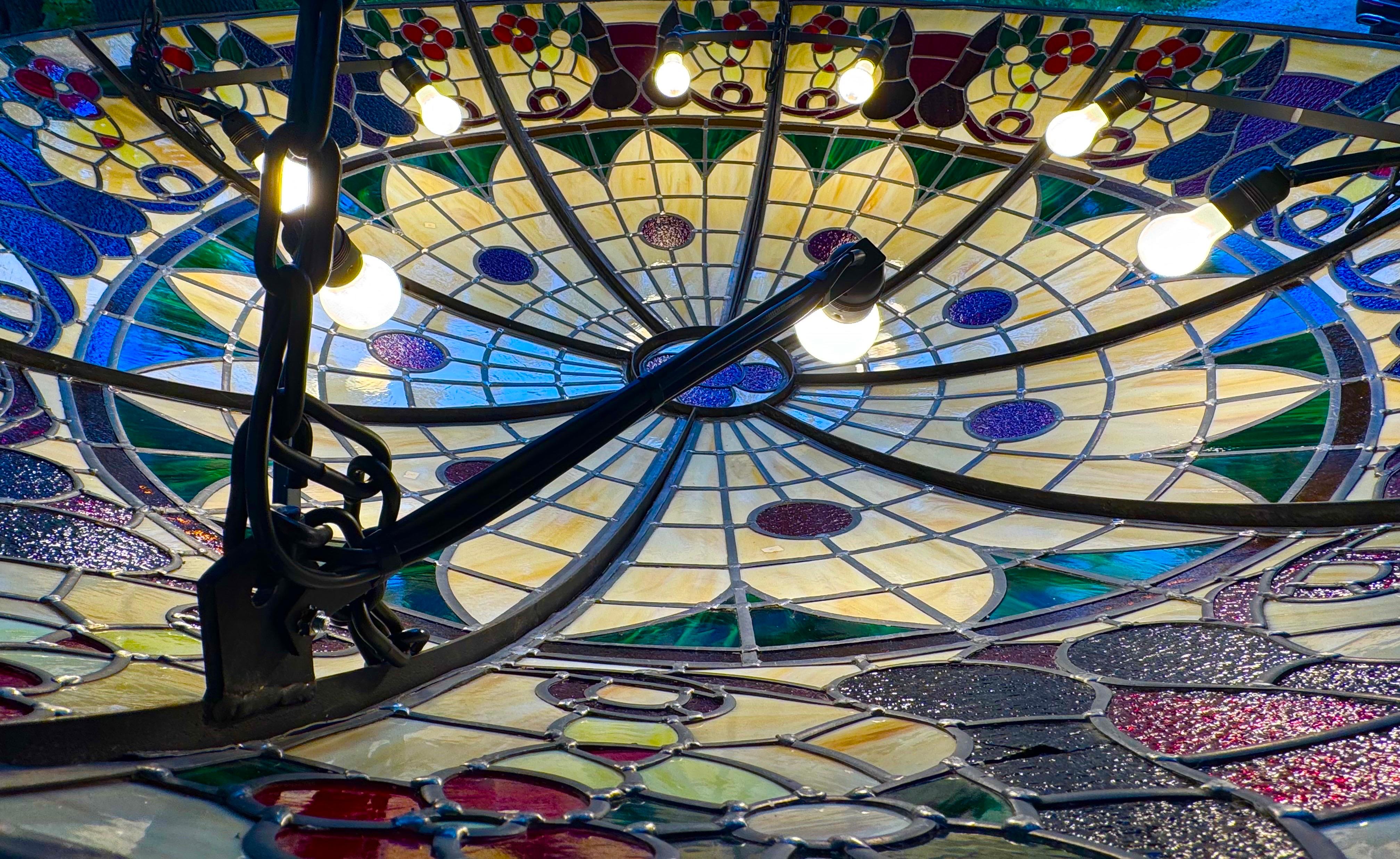 Lustre monumental à dôme en verre teinté de 79