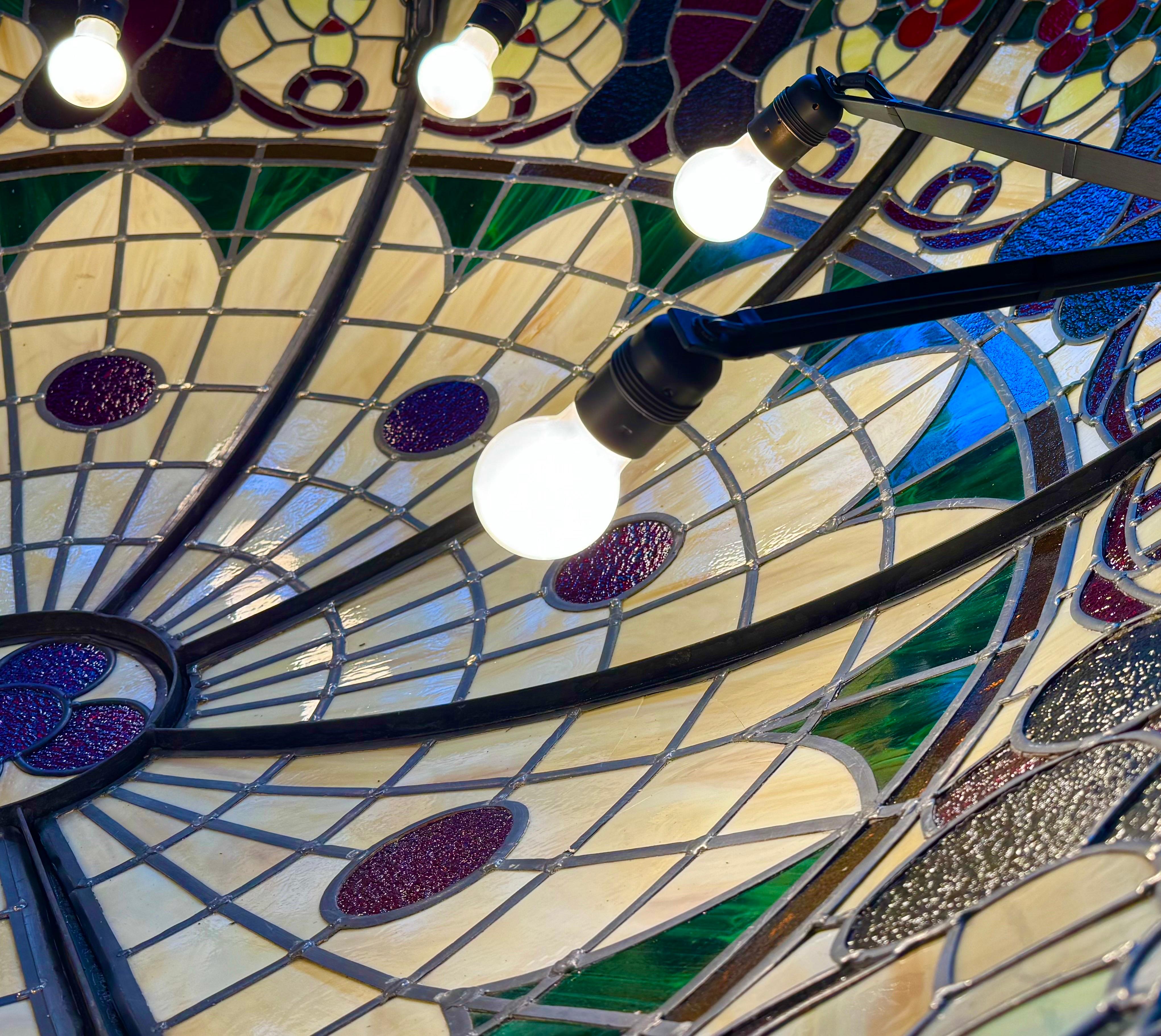 Milieu du XXe siècle Lustre monumental à dôme en verre teinté de 79