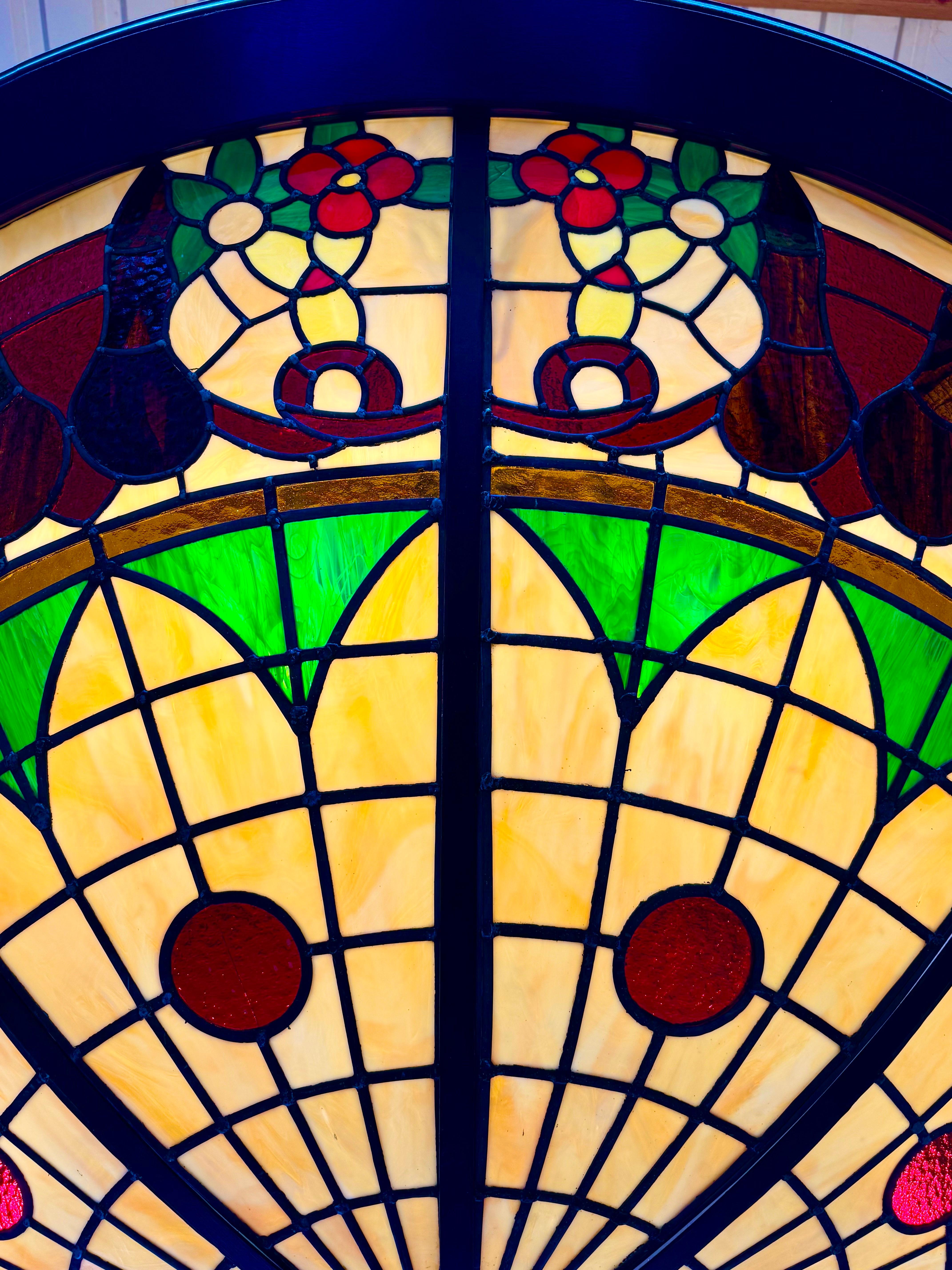 Fer Lustre monumental à dôme en verre teinté de 79