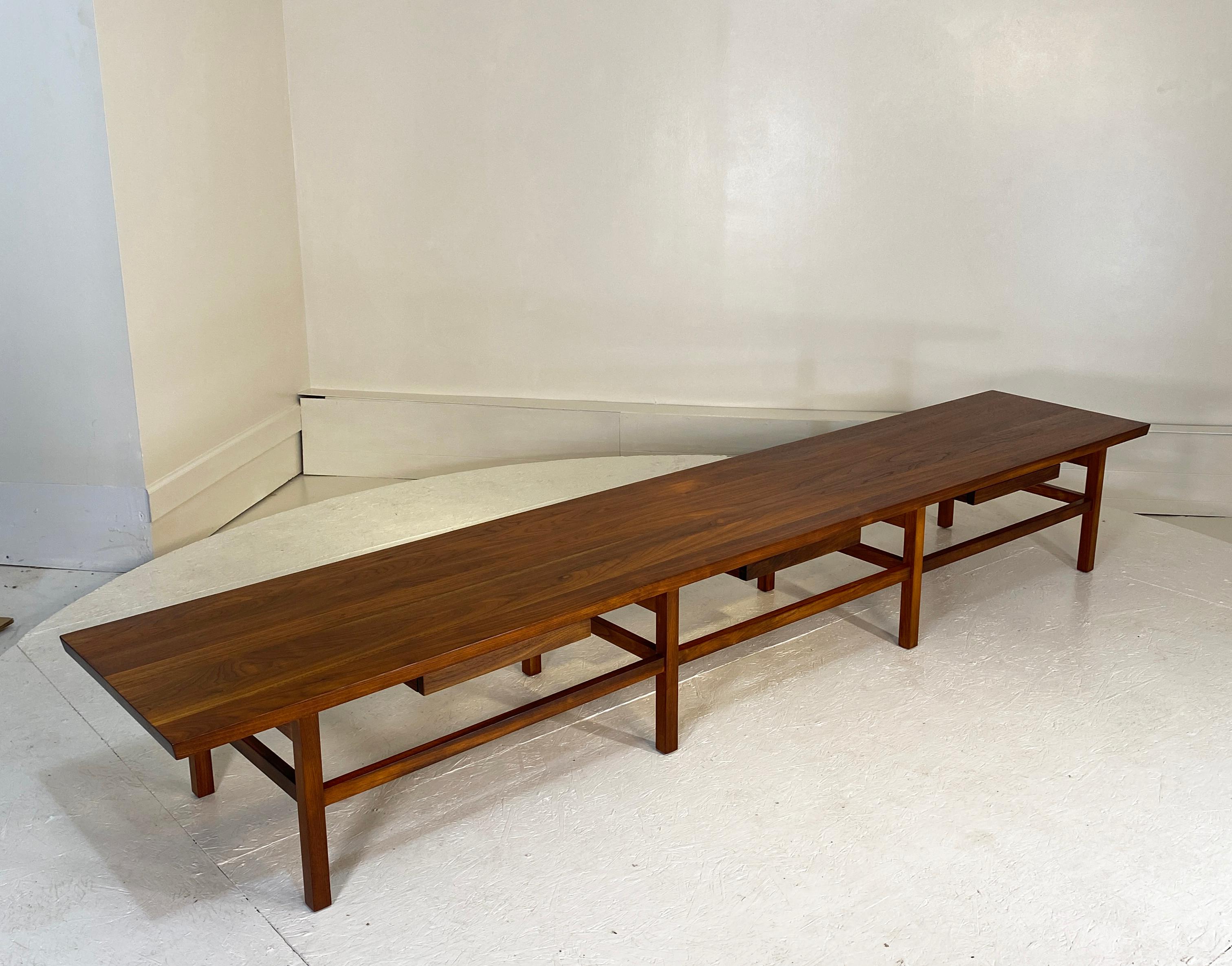 Une table basse remarquablement grande, une table ou un banc de 9 pieds de long. Profondeur 19,75