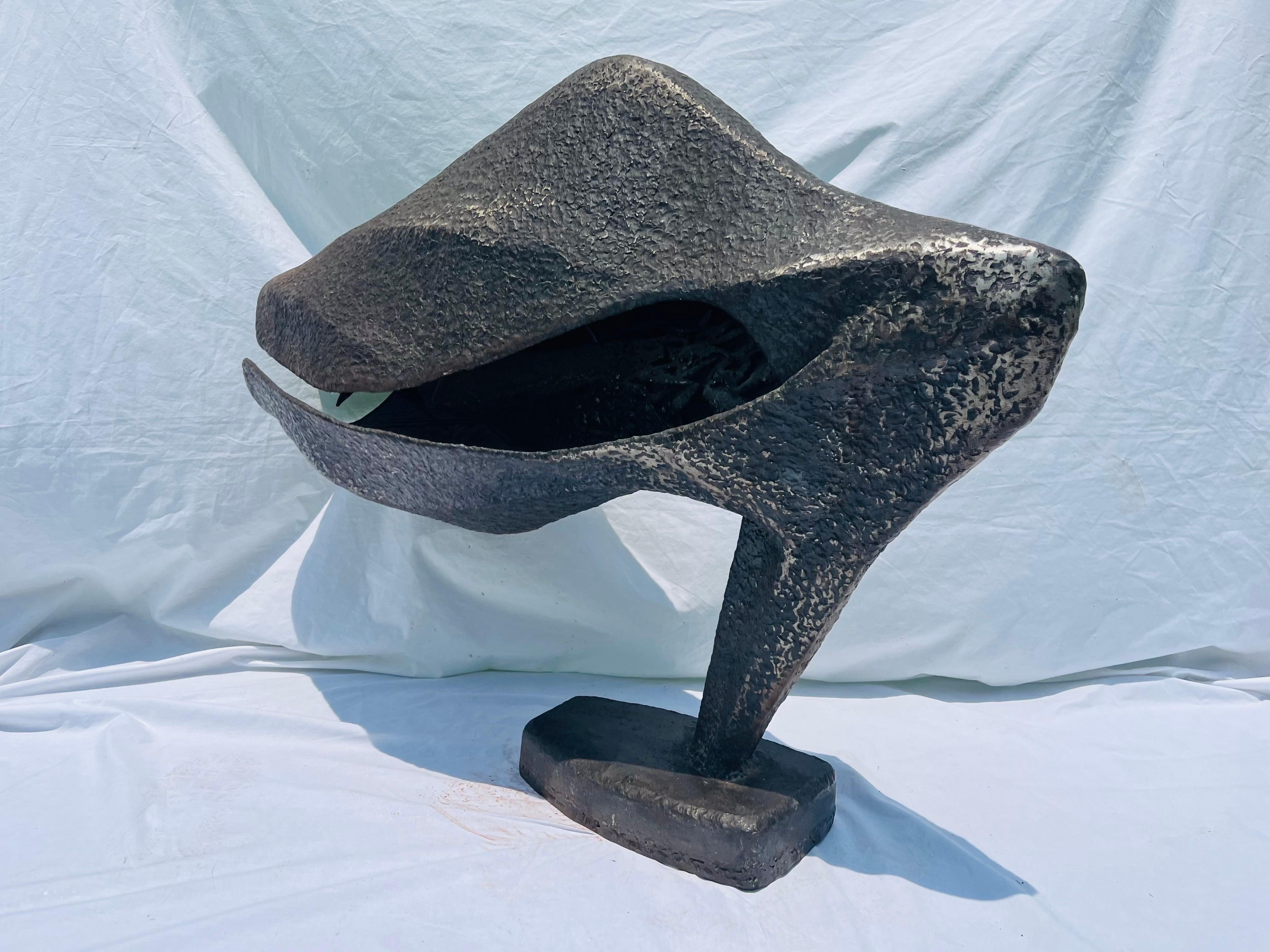 Sculpture monumentale abstraite en fer à trois pieds et demi sur un grand piédestal intégré en vente 1