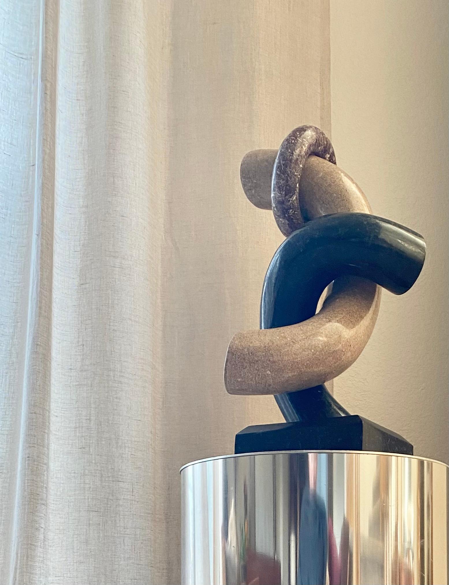 Scultura postmoderna in marmo rosa e nero.