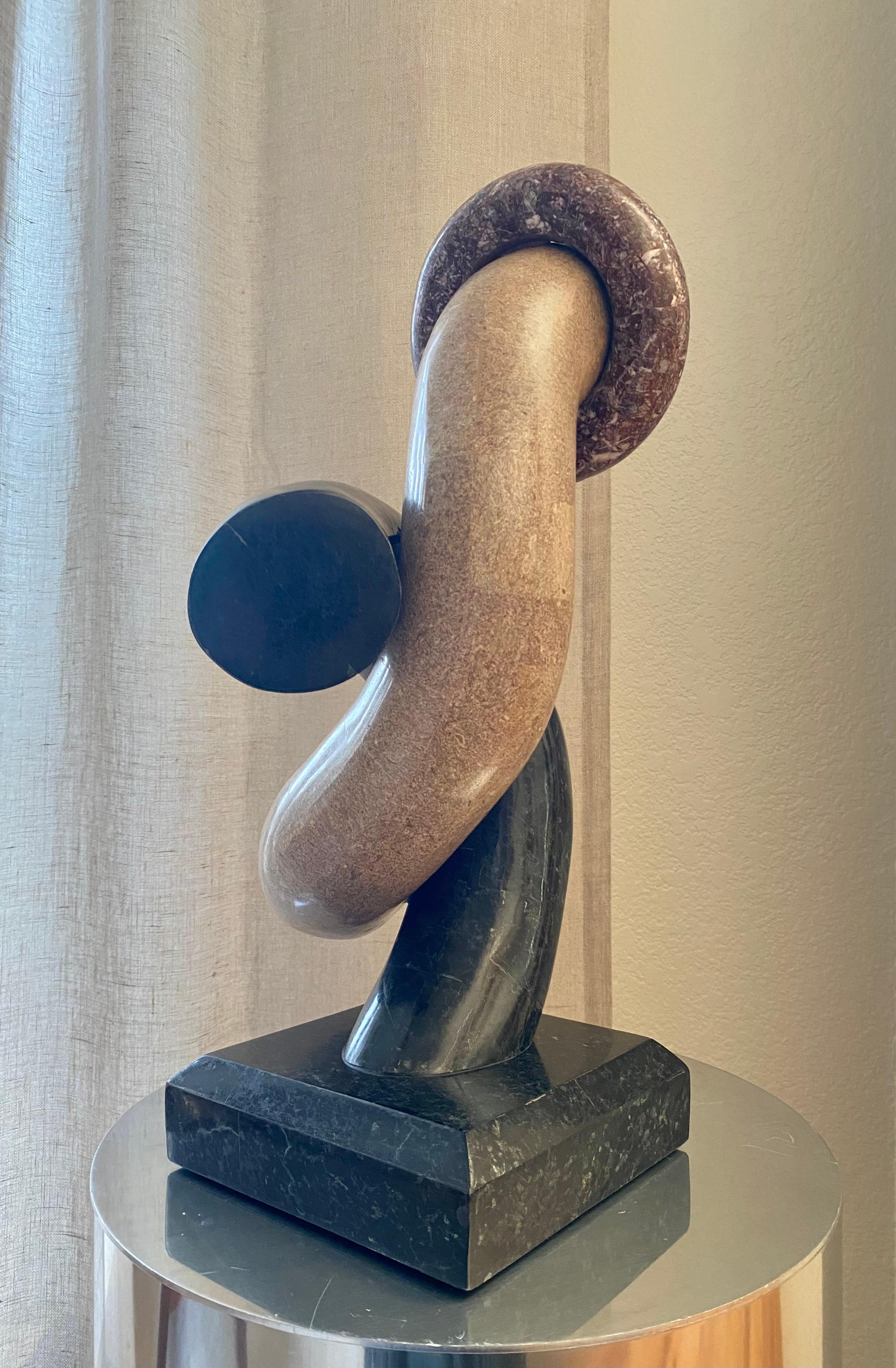 XX secolo Scultura monumentale astratta in marmo in vendita