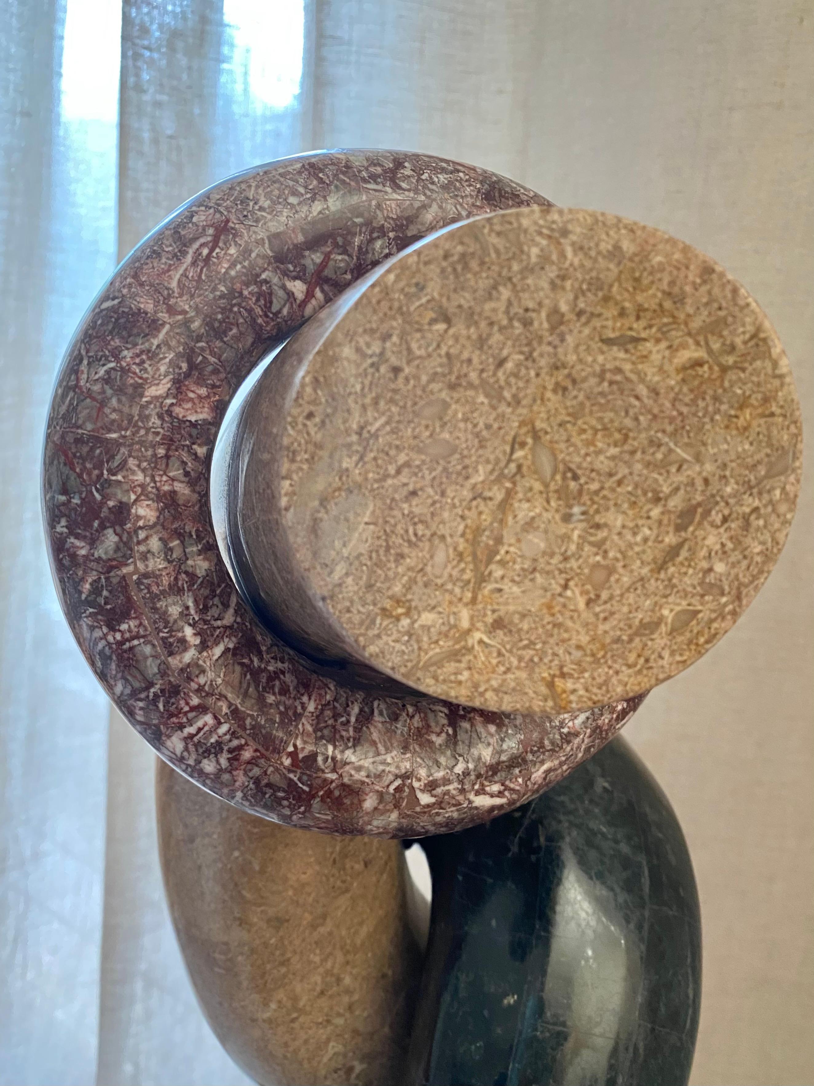 Scultura monumentale astratta in marmo in vendita 1
