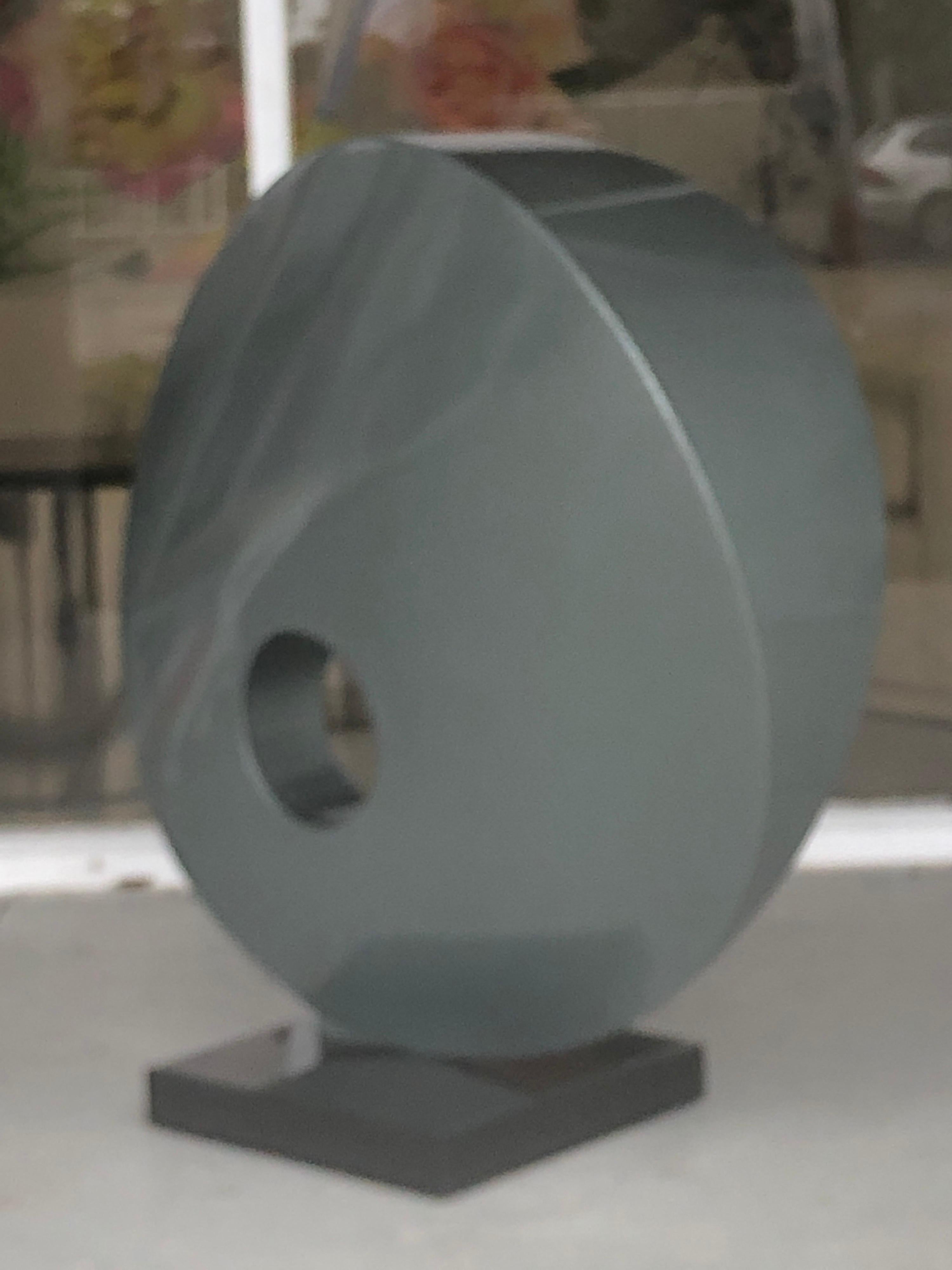 Sculpture ronde abstraite et monumentale en acier en vente 4