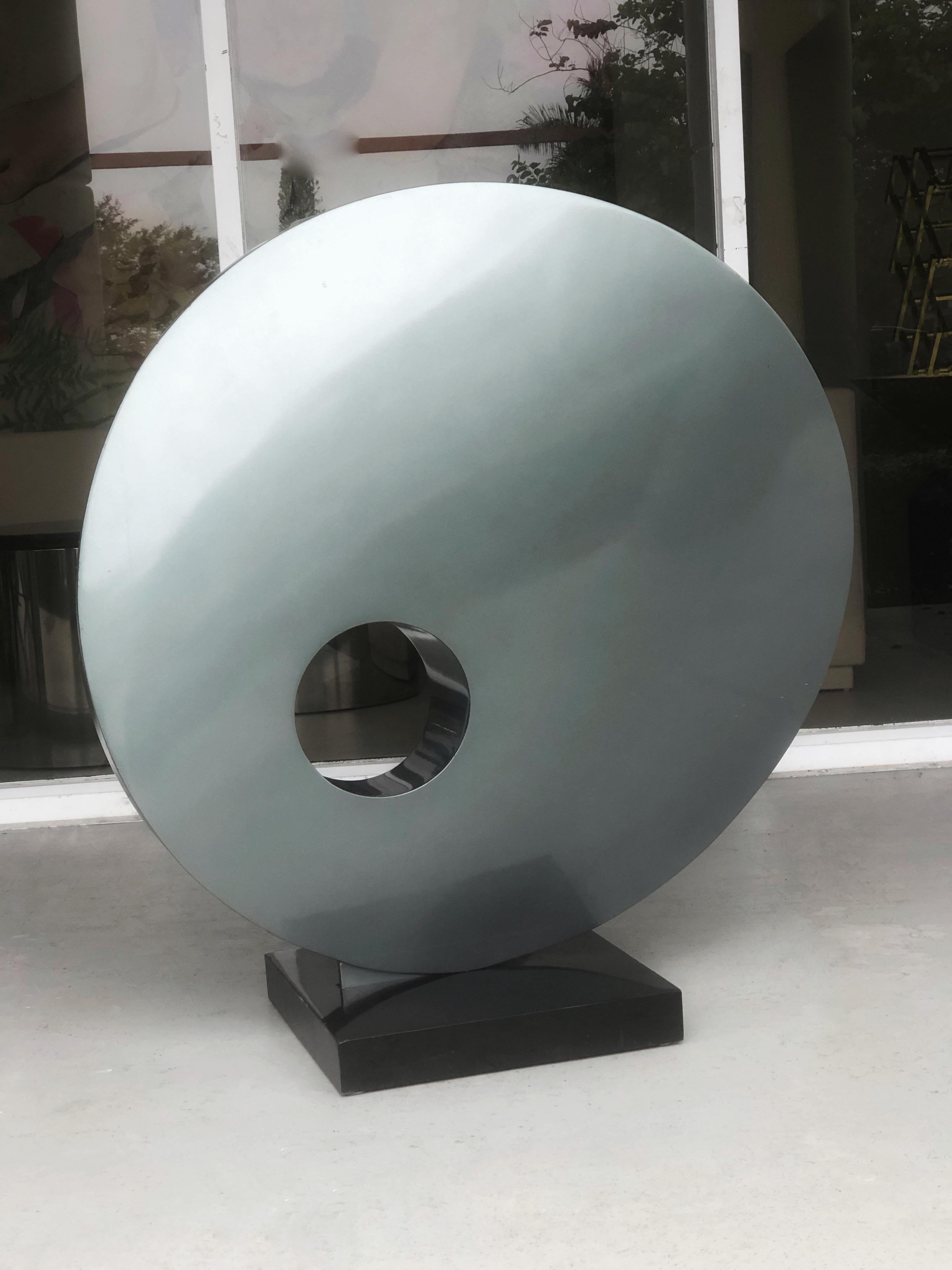 Américain Sculpture ronde abstraite et monumentale en acier en vente