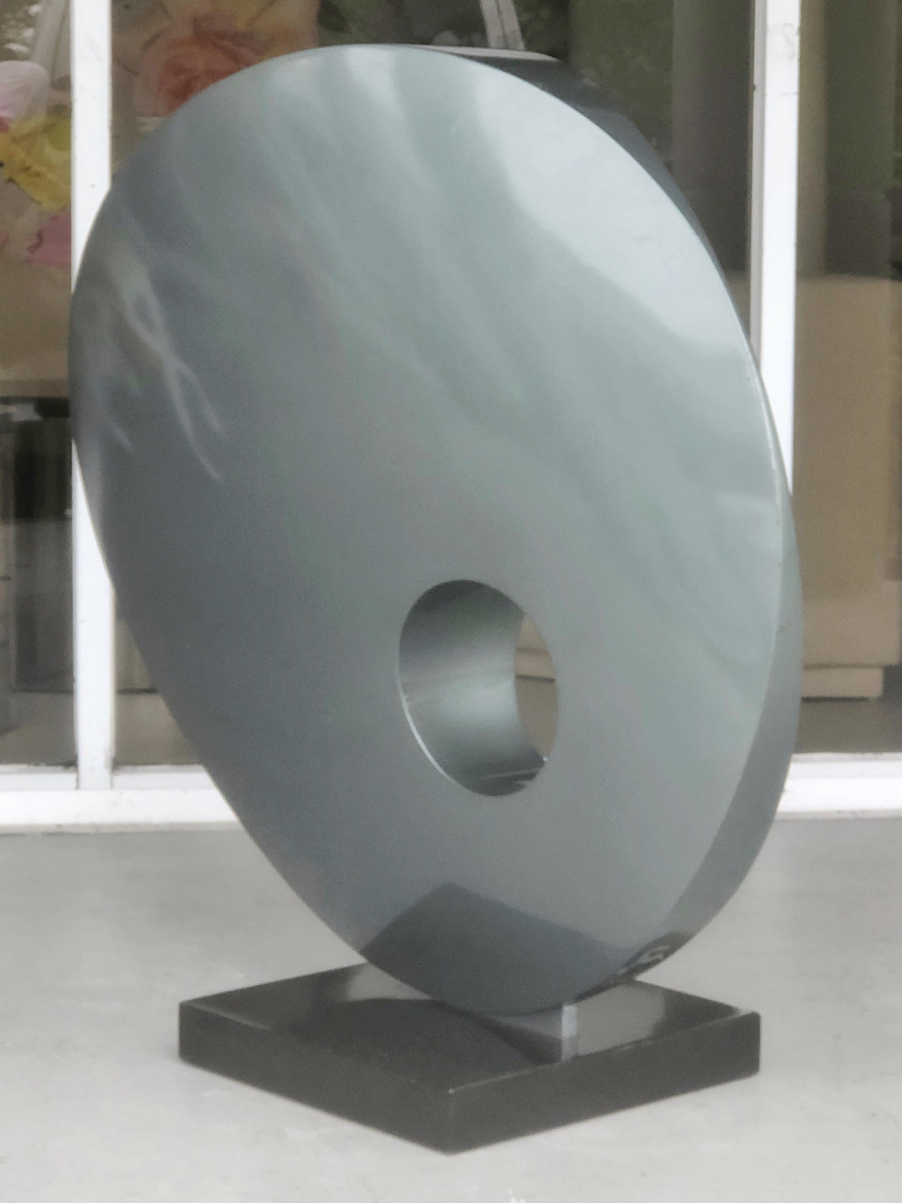 Sculpture ronde abstraite et monumentale en acier en vente 1