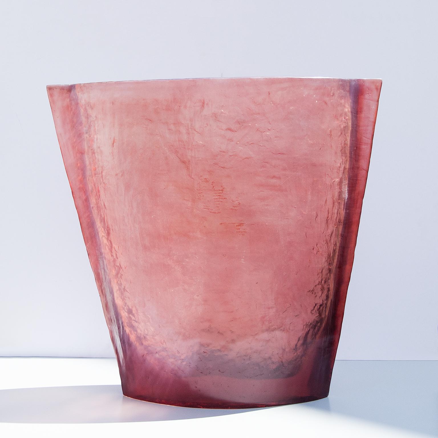 Acrylique Vase monumental en acrylique rouge, Italie, années 1990 en vente