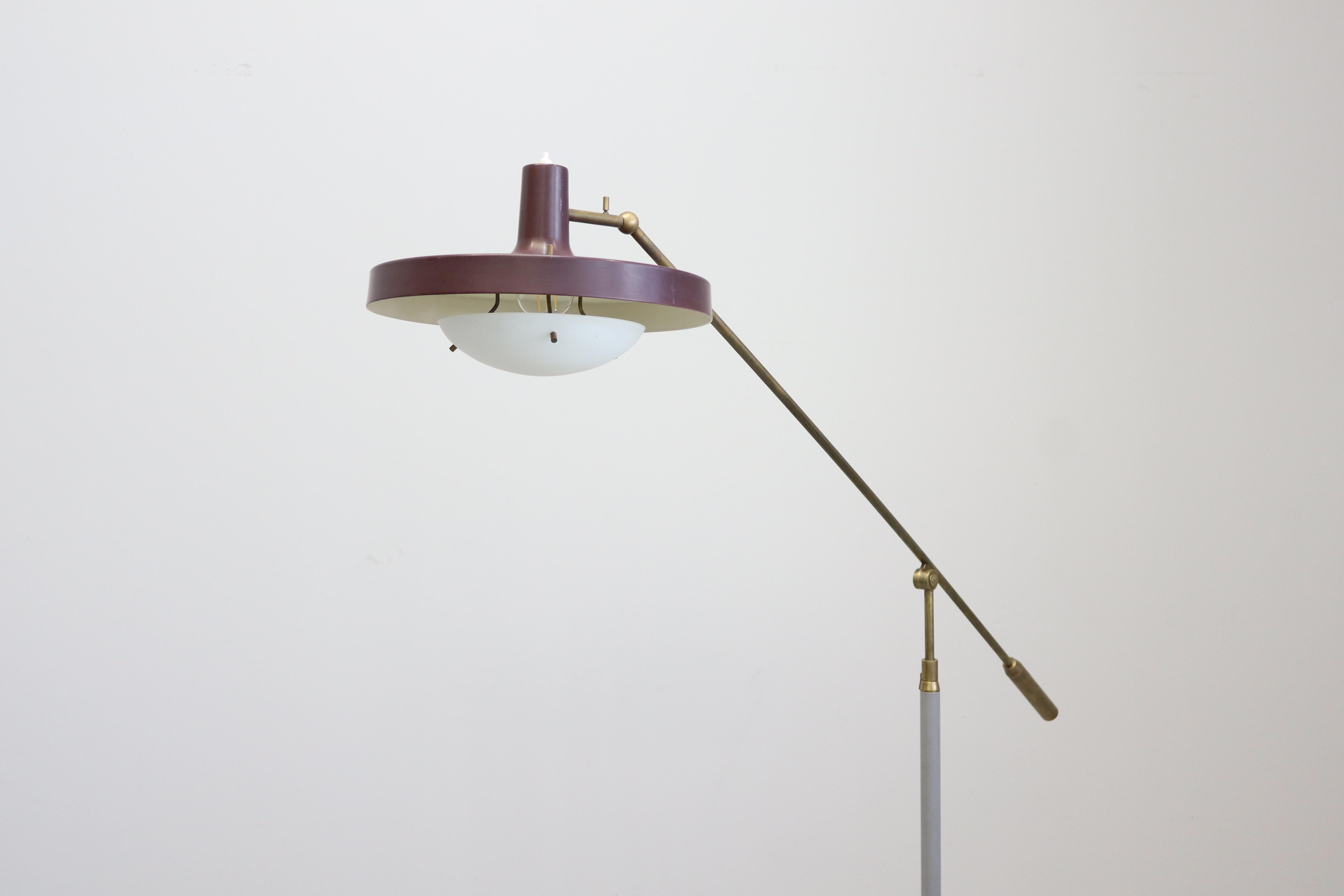 GINO SARFATTI
Lámpara de pie mod. 1003 metal esmaltado, latón, aluminio pintado, opalina. Producción Arteluce ca. 1950
128 cm hasta 168
