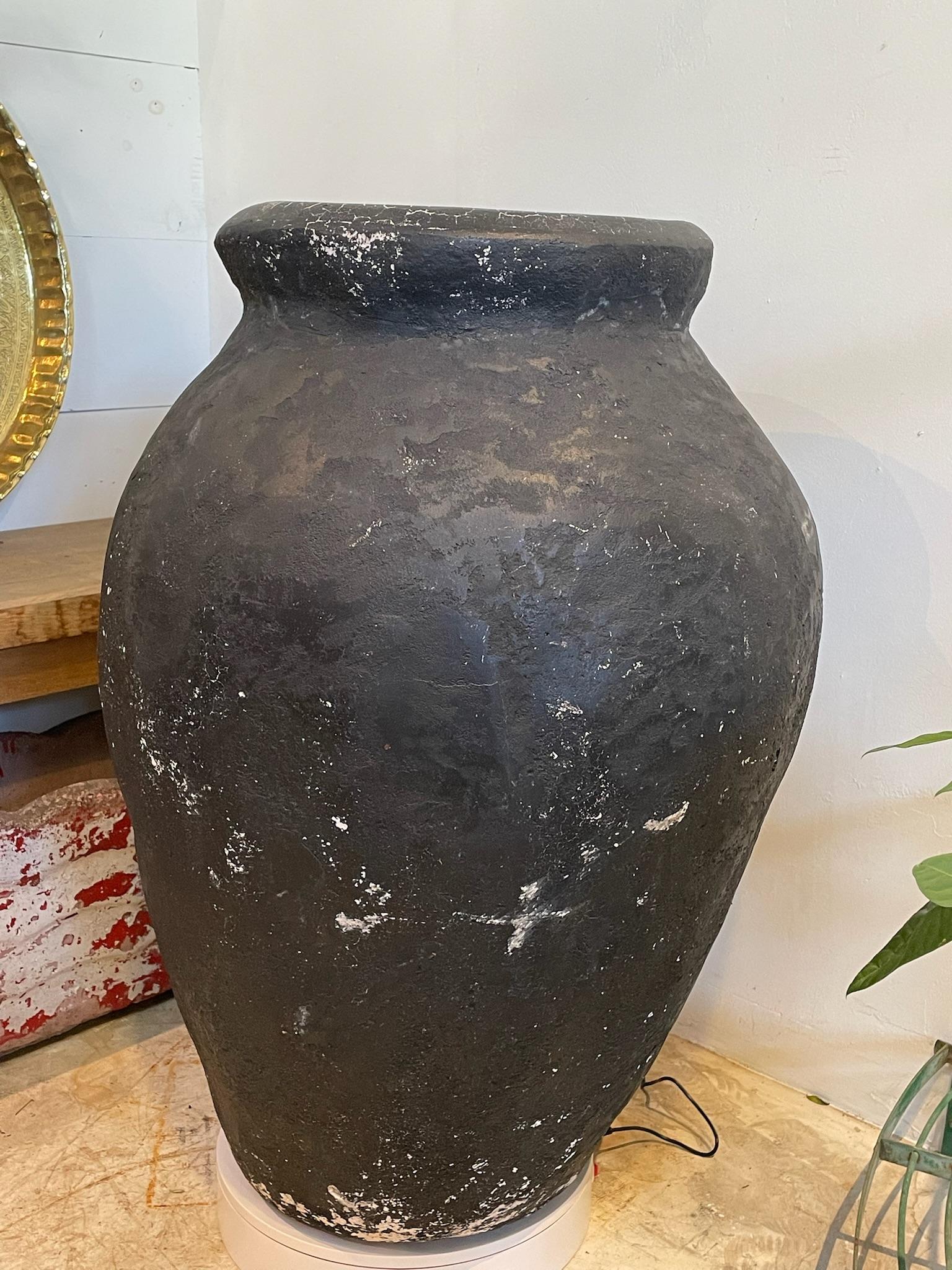 Rustico Vaso di stoccaggio Monumental in terracotta nera invecchiata con finitura opaca e trattata con le intemperie in vendita