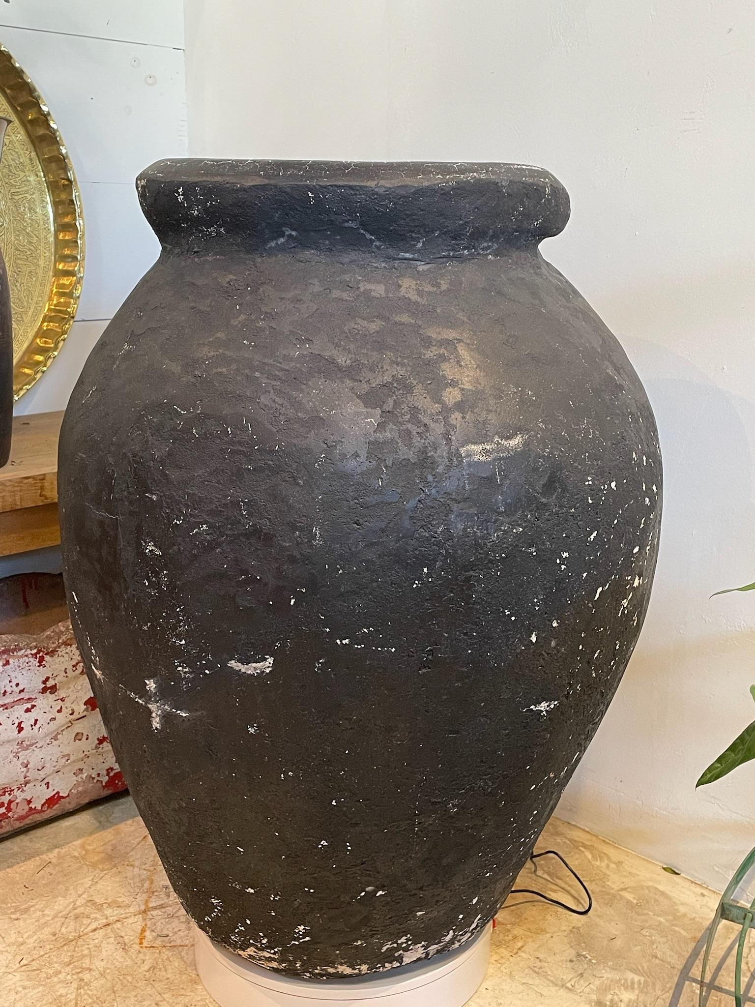 Intagliato a mano Vaso di stoccaggio Monumental in terracotta nera invecchiata con finitura opaca e trattata con le intemperie in vendita