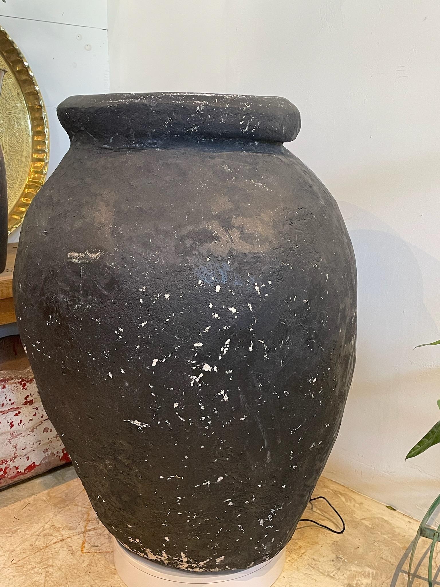 Vaso di stoccaggio Monumental in terracotta nera invecchiata con finitura opaca e trattata con le intemperie In condizioni buone in vendita a West Hollywood, CA