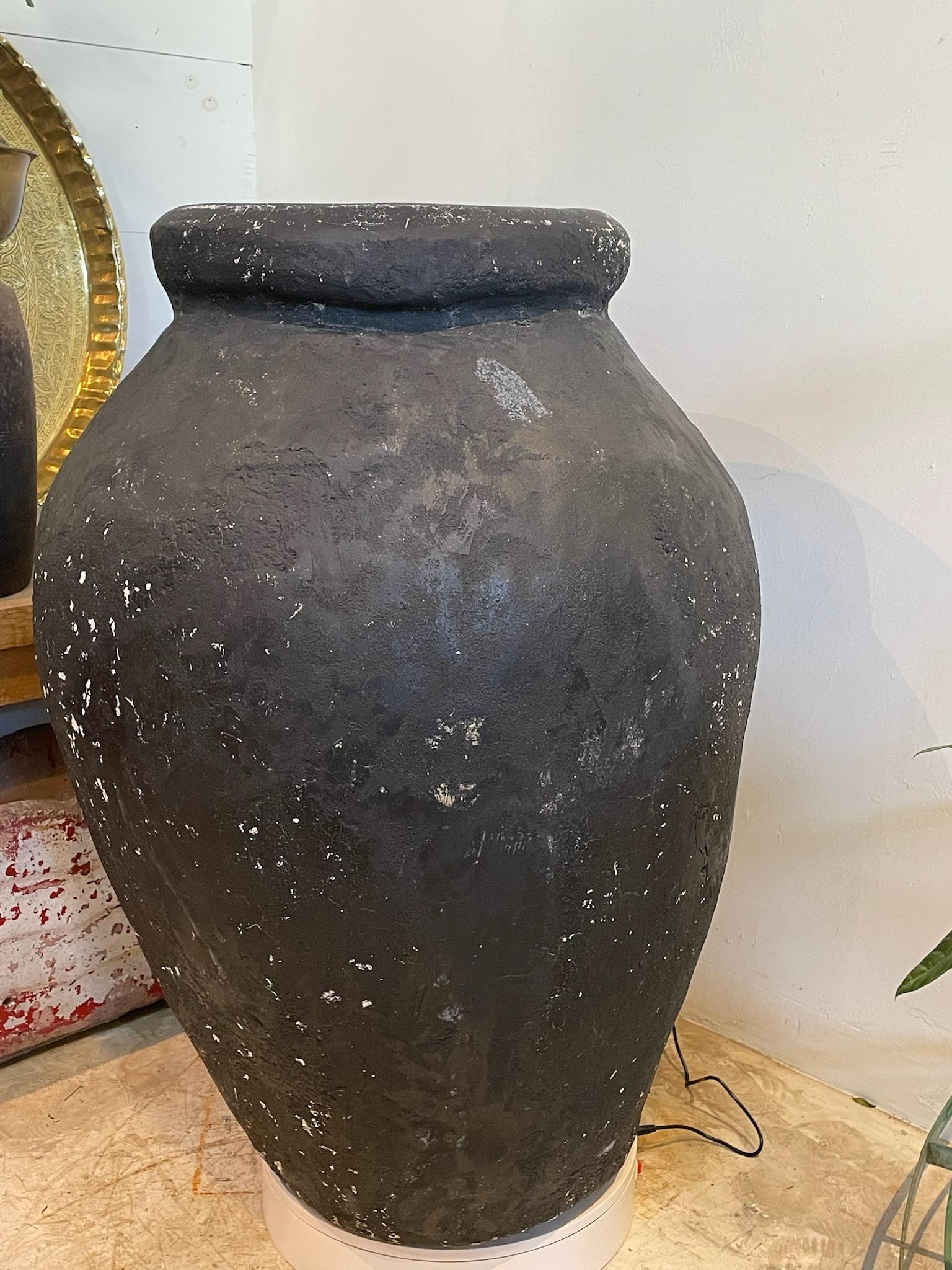 XX secolo Vaso di stoccaggio Monumental in terracotta nera invecchiata con finitura opaca e trattata con le intemperie in vendita