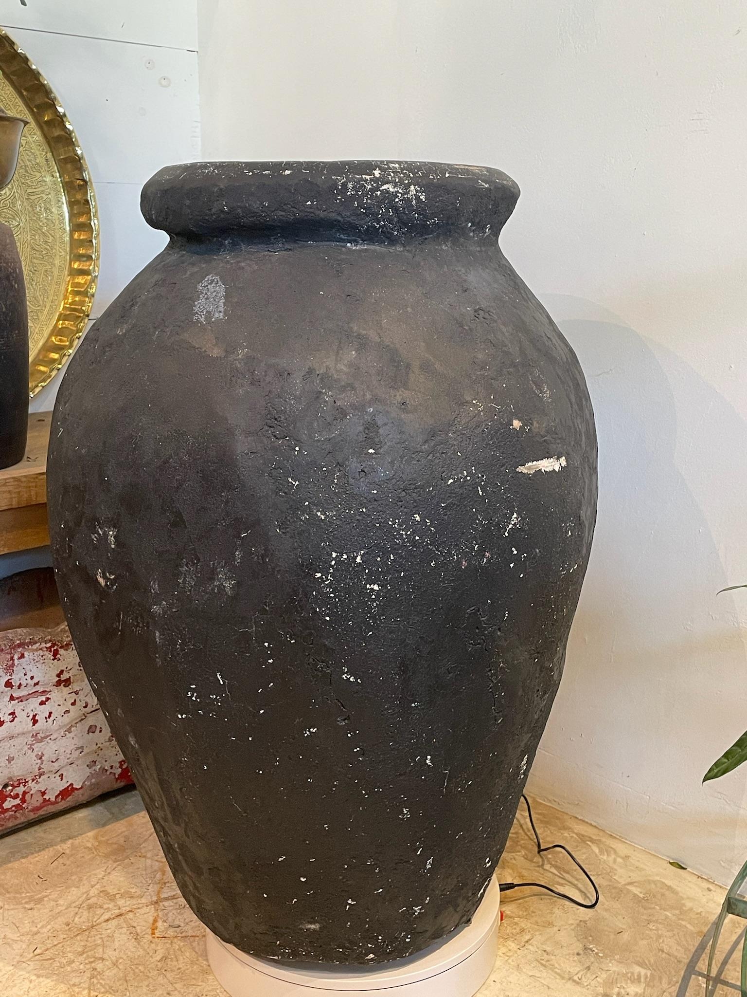 Terracotta Vaso di stoccaggio Monumental in terracotta nera invecchiata con finitura opaca e trattata con le intemperie in vendita