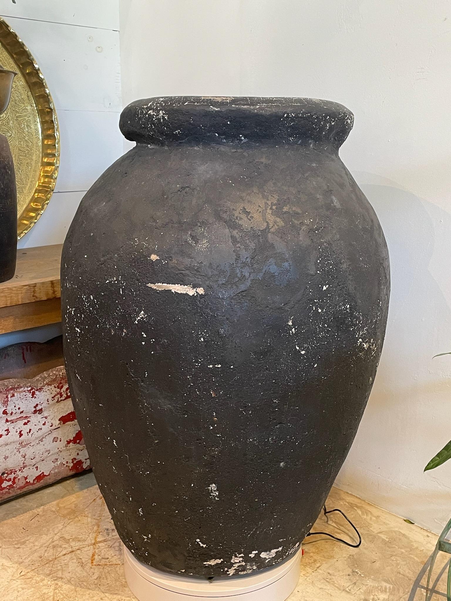 Vaso di stoccaggio Monumental in terracotta nera invecchiata con finitura opaca e trattata con le intemperie in vendita 1