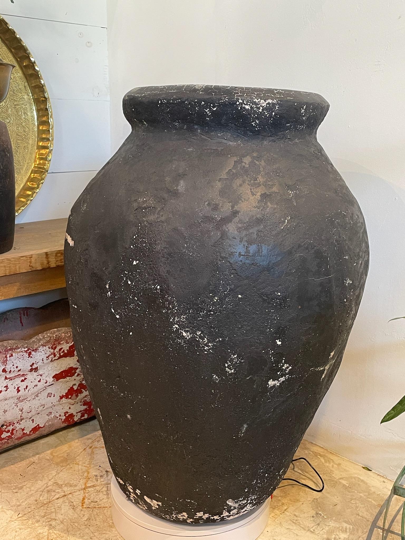 Vaso di stoccaggio Monumental in terracotta nera invecchiata con finitura opaca e trattata con le intemperie in vendita 2