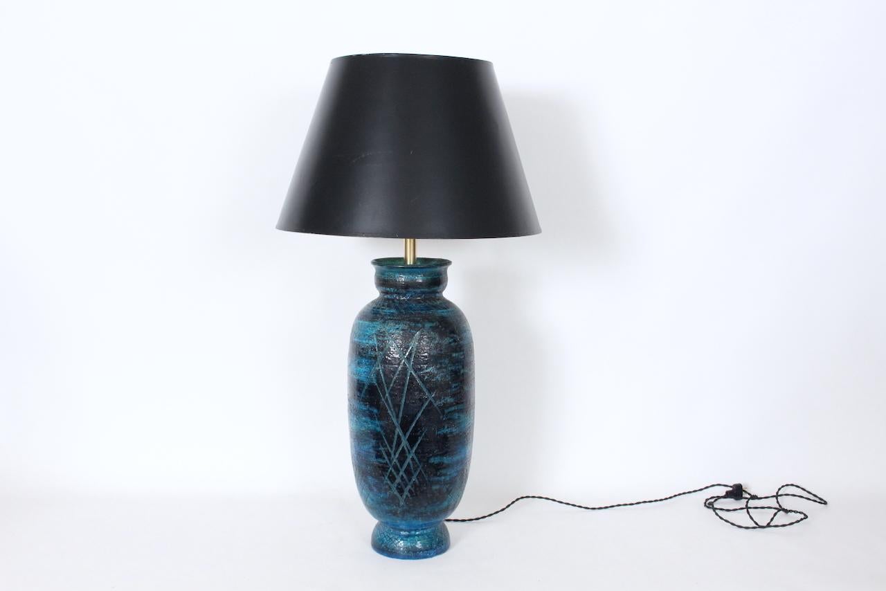 Monumental Aldo Londi for Bitossi Accented Rimini Blue Pottery Table Lamp, 1950s (Moderne der Mitte des Jahrhunderts) im Angebot