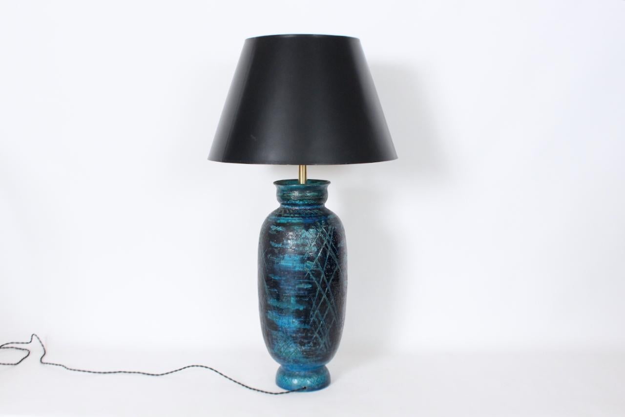 Monumental Aldo Londi for Bitossi Accented Rimini Blue Pottery Table Lamp, 1950s (Italienisch) im Angebot