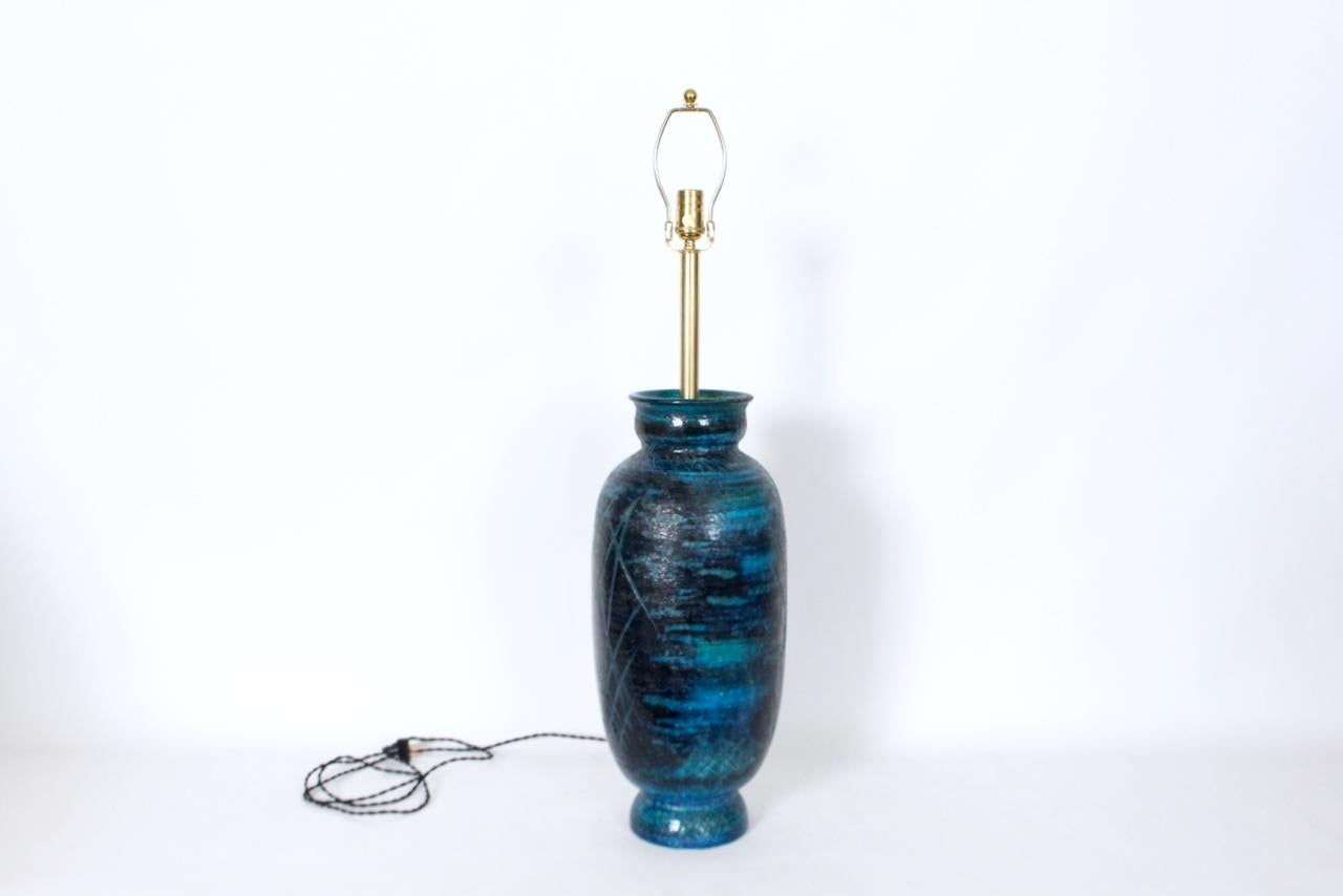 Monumental Aldo Londi for Bitossi Accented Rimini Blue Pottery Table Lamp, 1950s (Glasiert) im Angebot