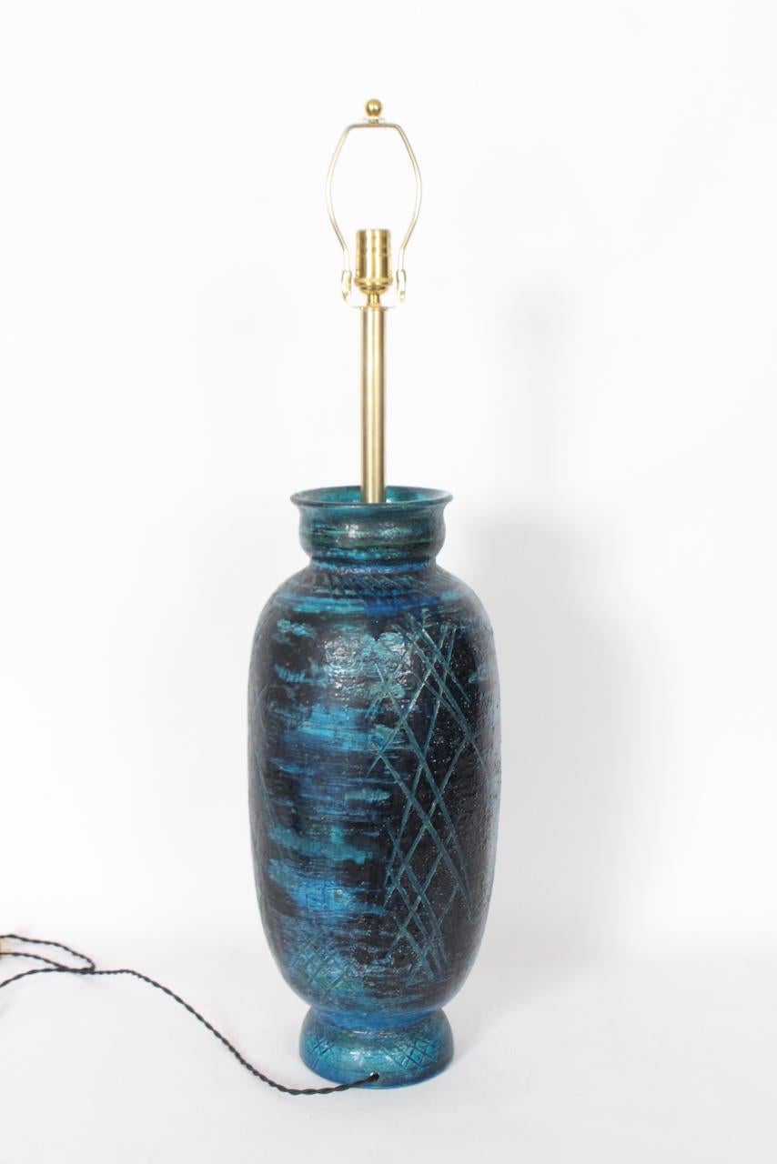 Monumental Aldo Londi for Bitossi Accented Rimini Blue Pottery Table Lamp, 1950s (Mitte des 20. Jahrhunderts) im Angebot
