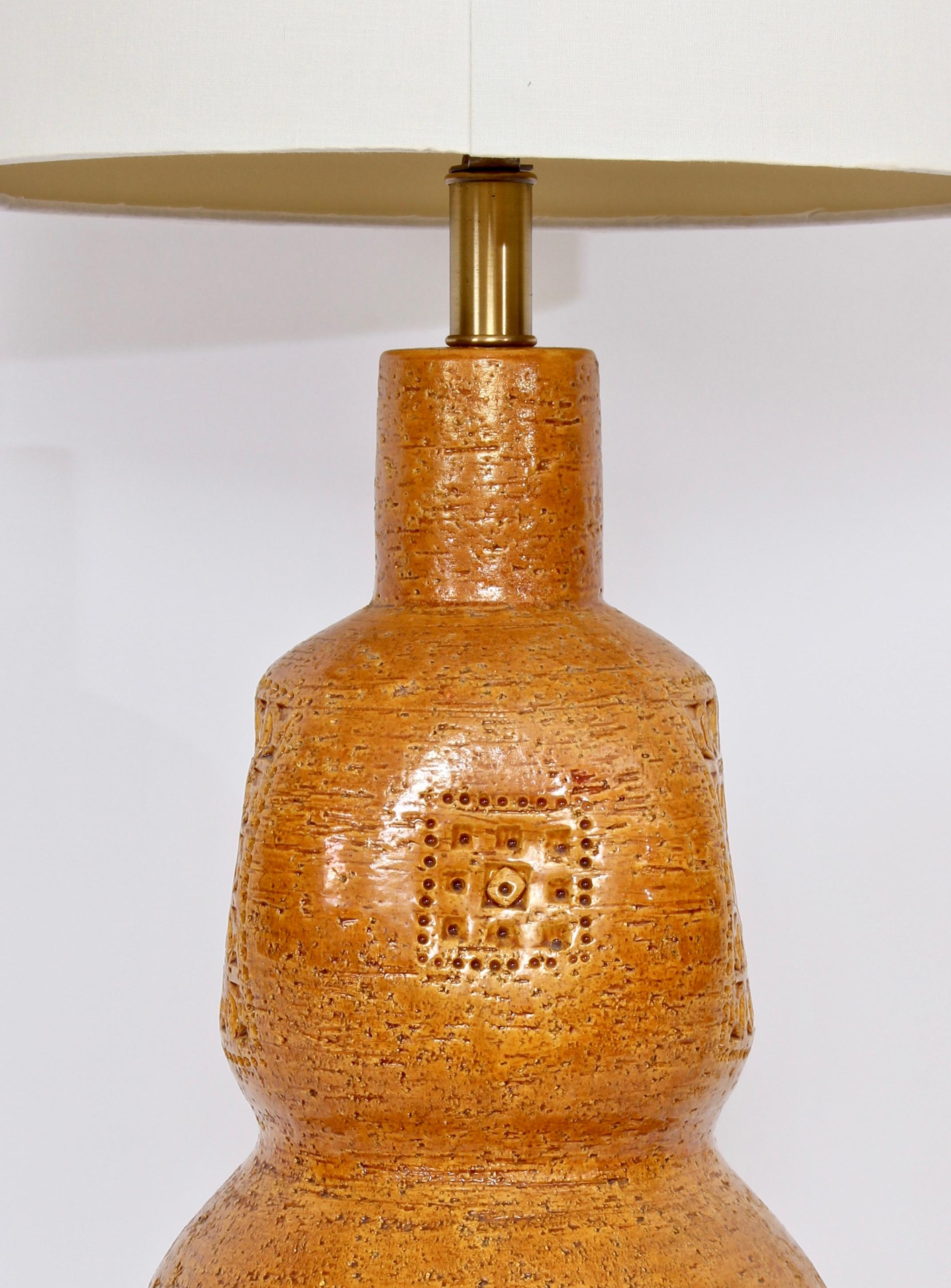 Glazed Monumental Aldo Londi for Bitossi Incised Bright Ochre Ceramic Table Lamp, 1950s For Sale