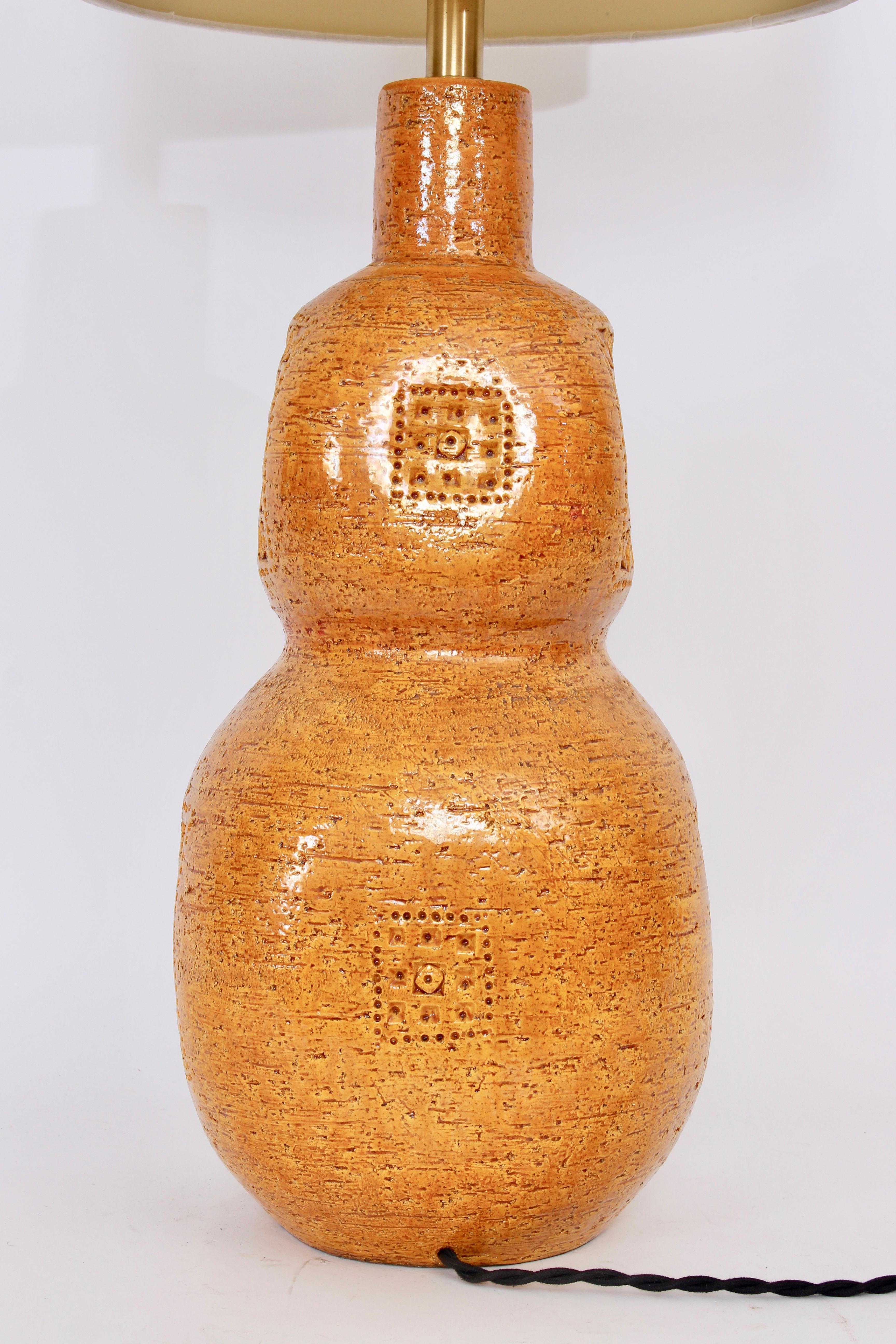Mid-Century Modern Monumental Aldo Londi for Bitossi Incised Bright Ochre Ceramic Table Lamp, 1950s