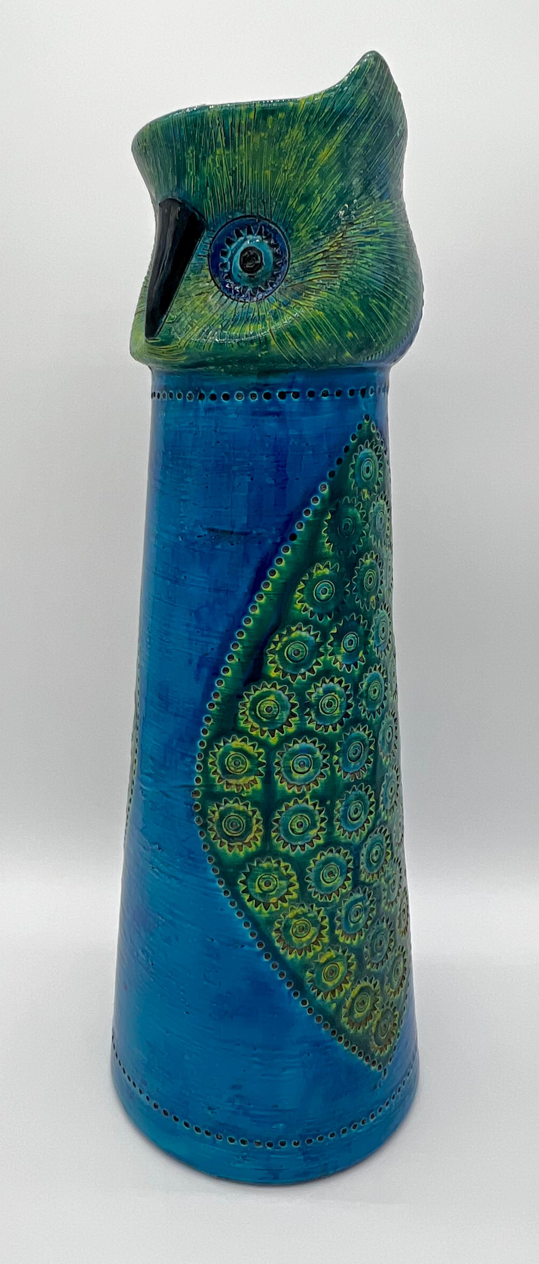 Monumentale vaso di Aldo Londi per Bitossi, in ceramica italiana del metà del secolo scorso, con gufo. Luminoso  combinazione di colori blu e verde. Nel complesso ottime condizioni.  Usura appropriata all'età. Non ci sono schegge, crepe o