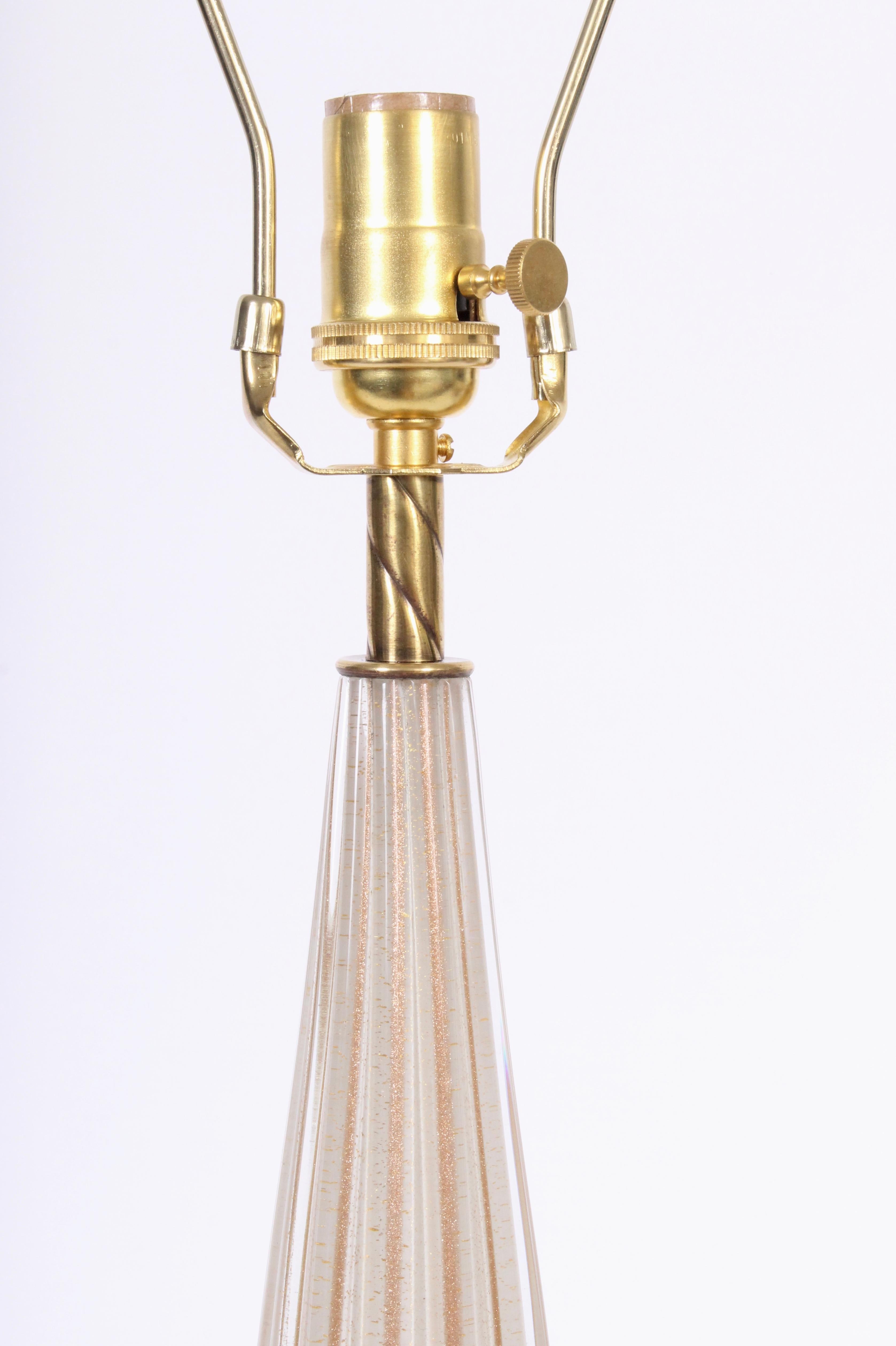 Milieu du XXe siècle Grande lampe de bureau Alfredo Barbini en verre de Murano opalin côtelé avec cuivre et or  en vente