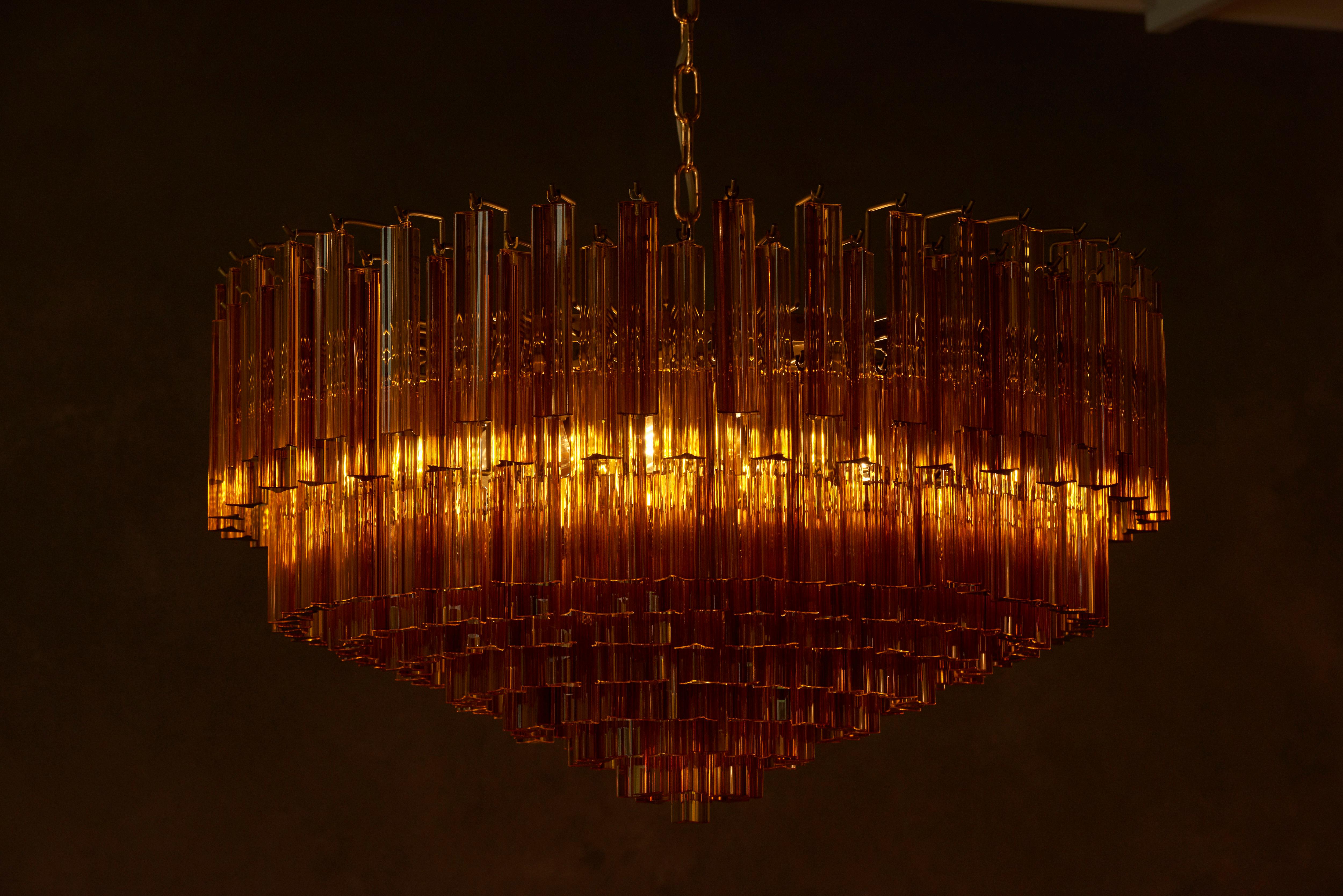 Monumentaler bernsteinfarbener Murano-Glaslüster, der Venini zugeschrieben wird. Der extra große Kronleuchter ist ein echter Blickfang in jedem Wohnzimmer oder in der Lobby und bringt ein wunderbares Licht in jeden Raum. 8 x E27 Glühbirnen.

Um