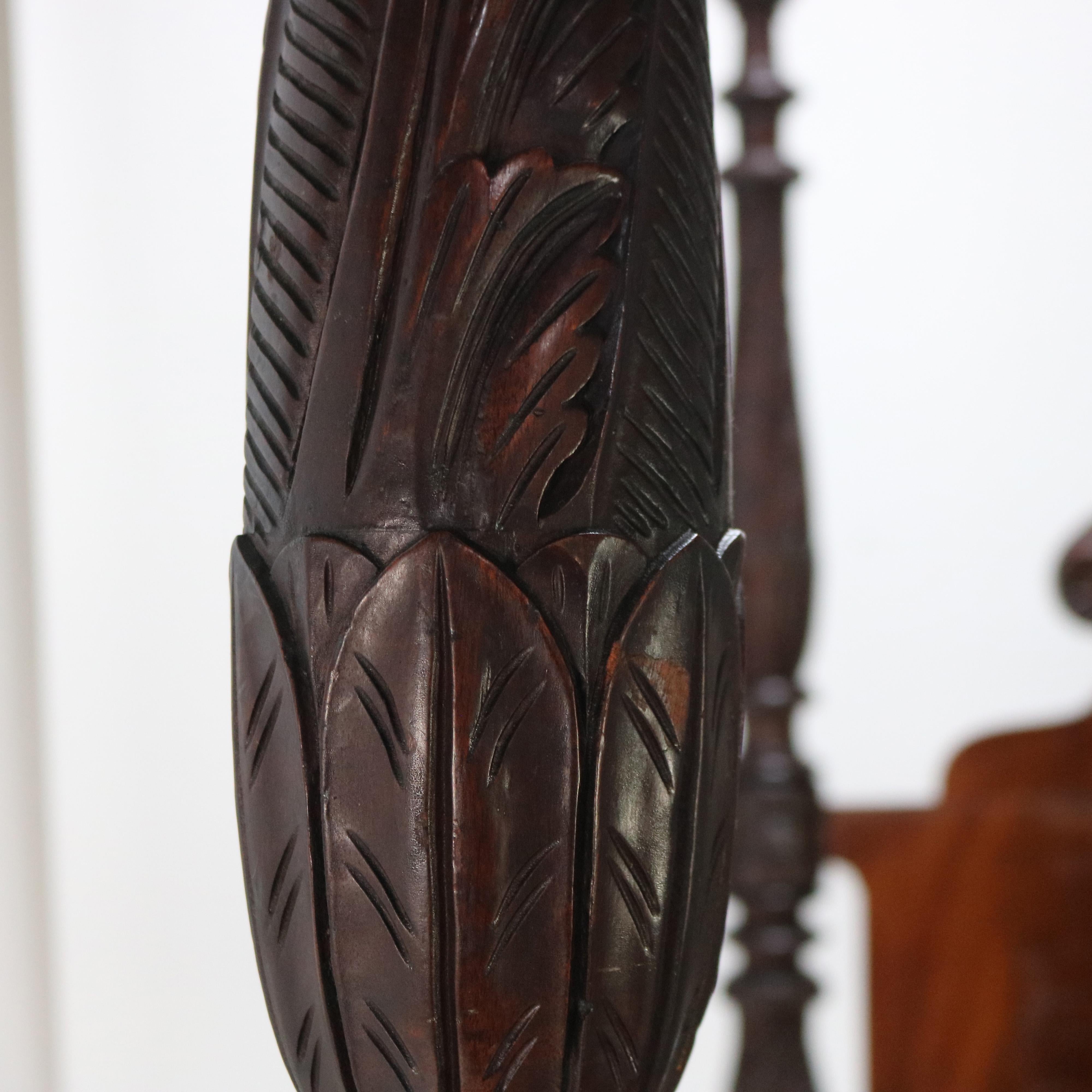 Monumental cama neoclásica Imperio Americano con postes de caoba tallada en llama c1840 en venta 5