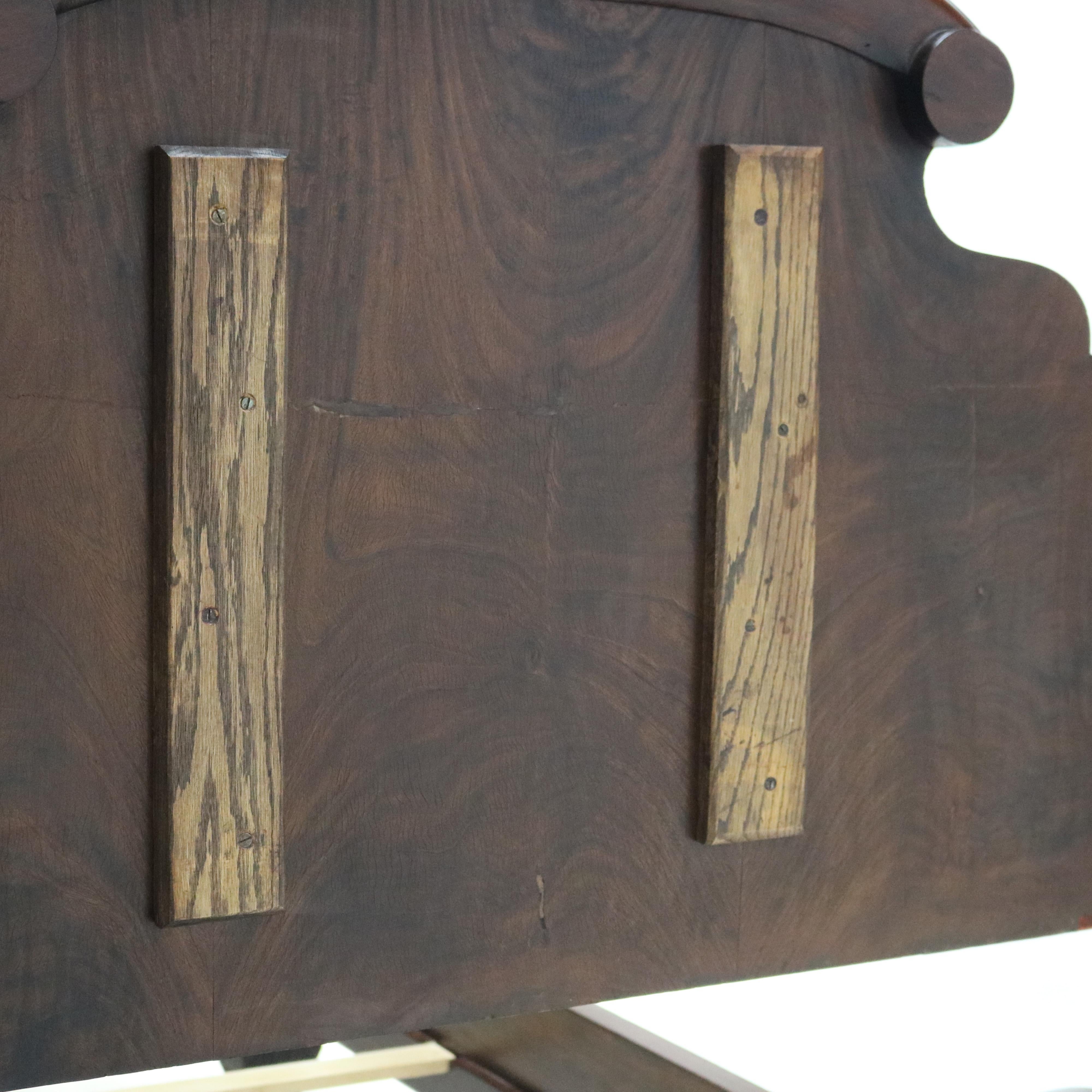 Monumental cama neoclásica Imperio Americano con postes de caoba tallada en llama c1840 en venta 6