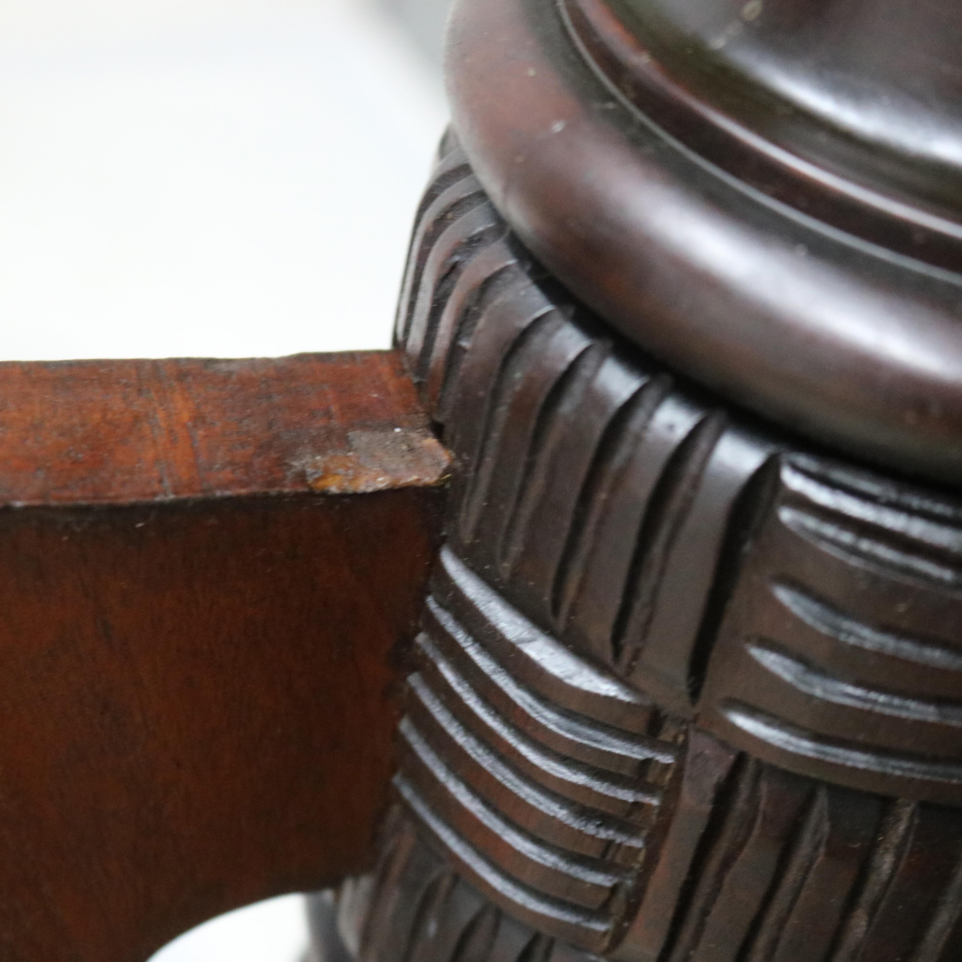Monumental cama neoclásica Imperio Americano con postes de caoba tallada en llama c1840 en venta 7