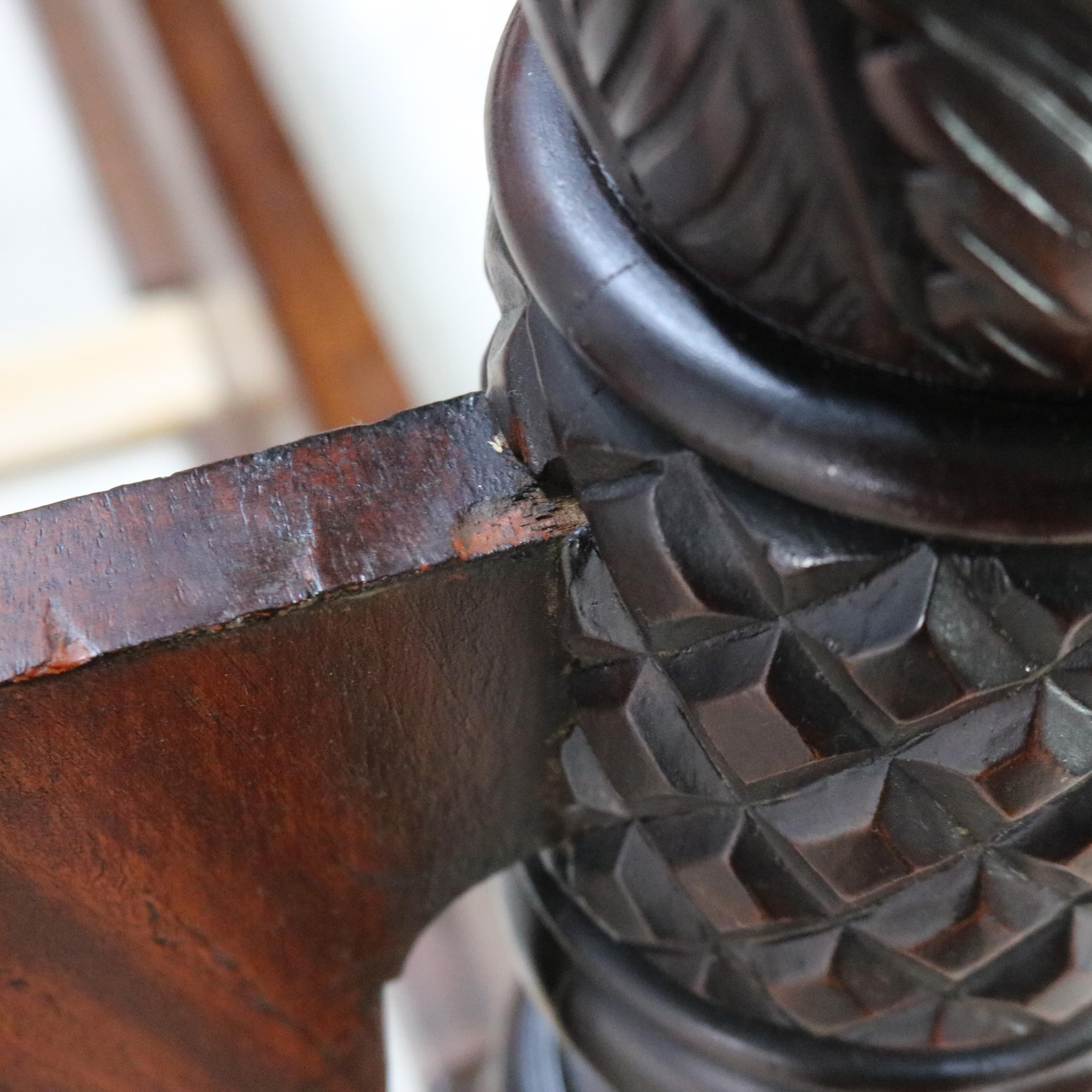 Monumental cama neoclásica Imperio Americano con postes de caoba tallada en llama c1840 en venta 8