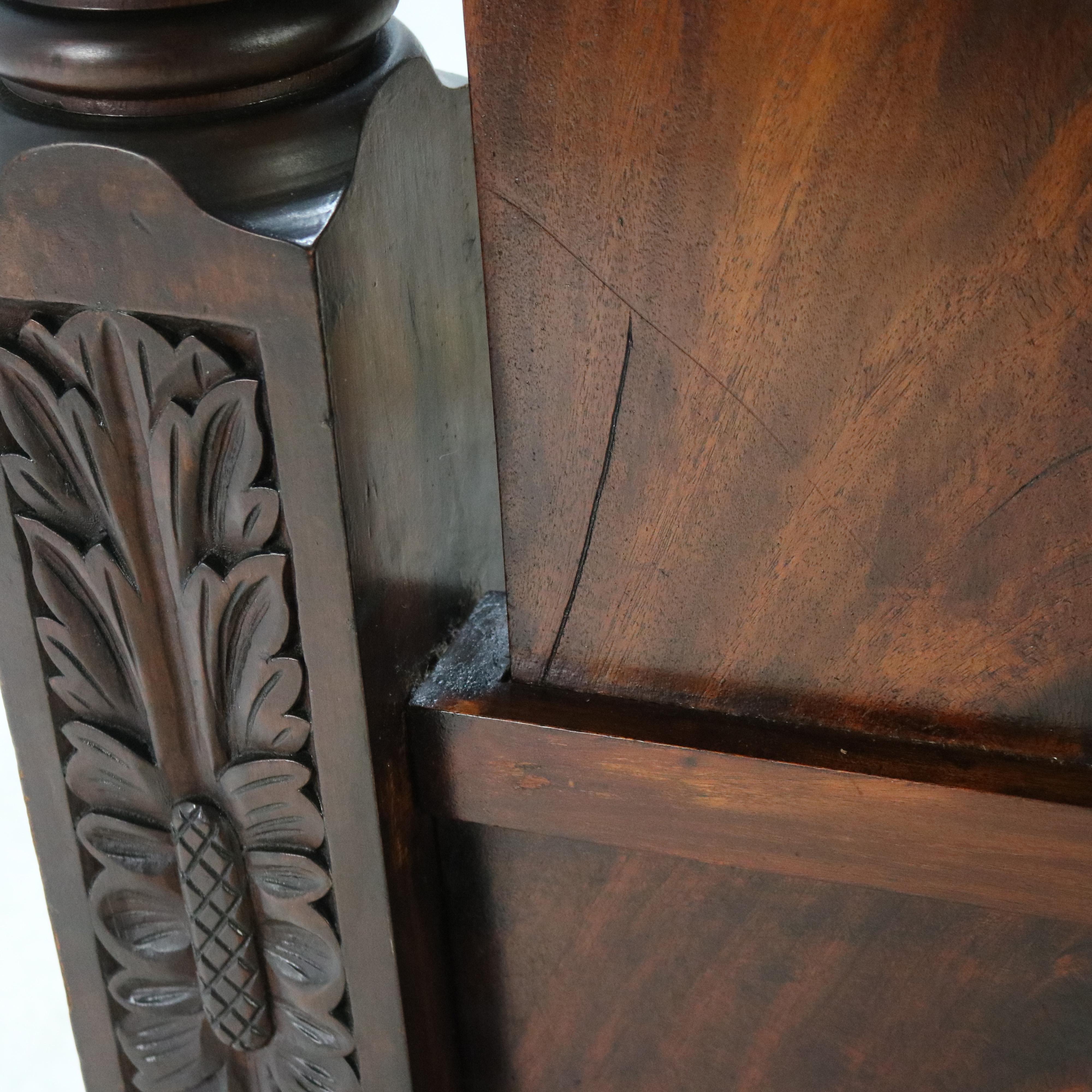 Monumental cama neoclásica Imperio Americano con postes de caoba tallada en llama c1840 en venta 10
