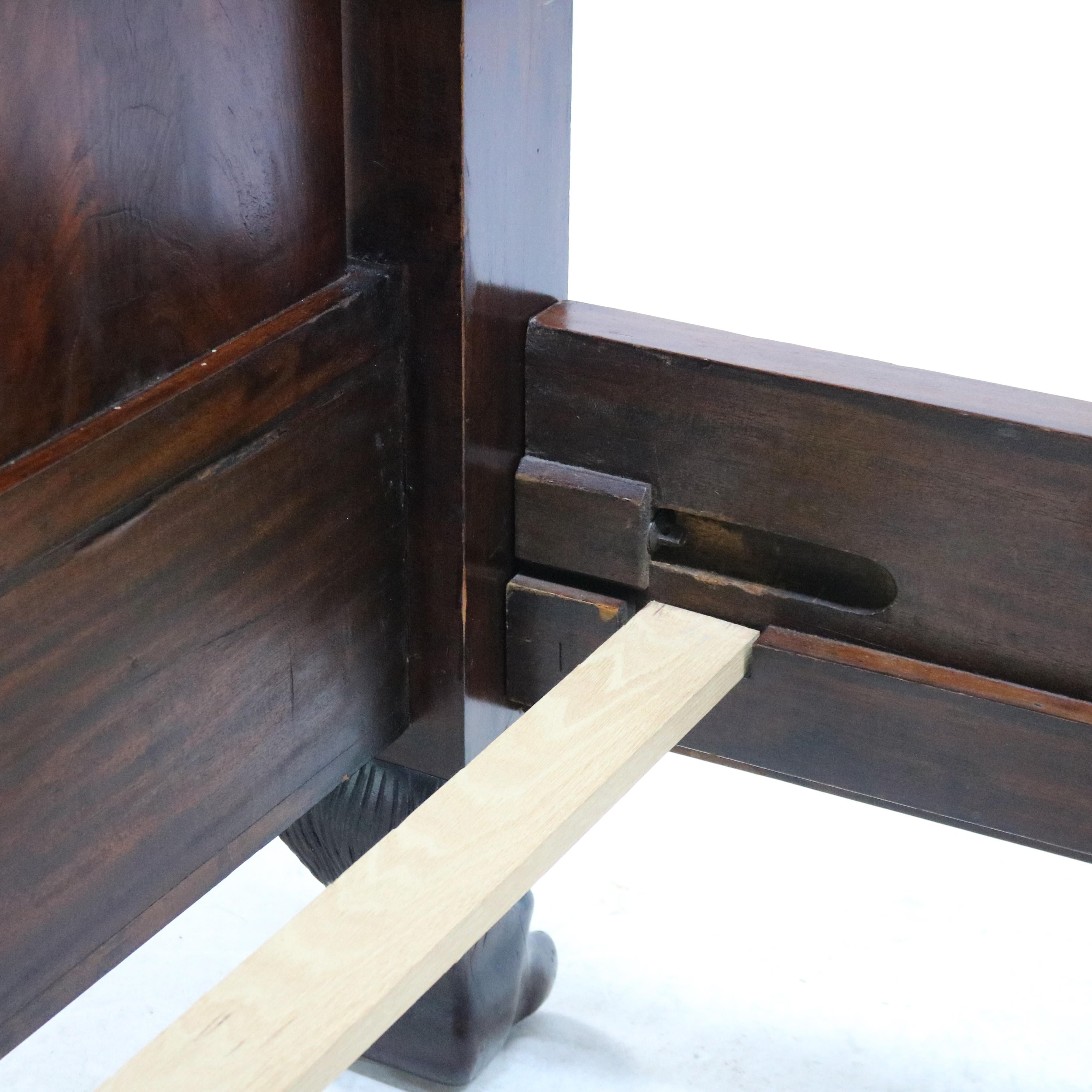 Monumental cama neoclásica Imperio Americano con postes de caoba tallada en llama c1840 en venta 11