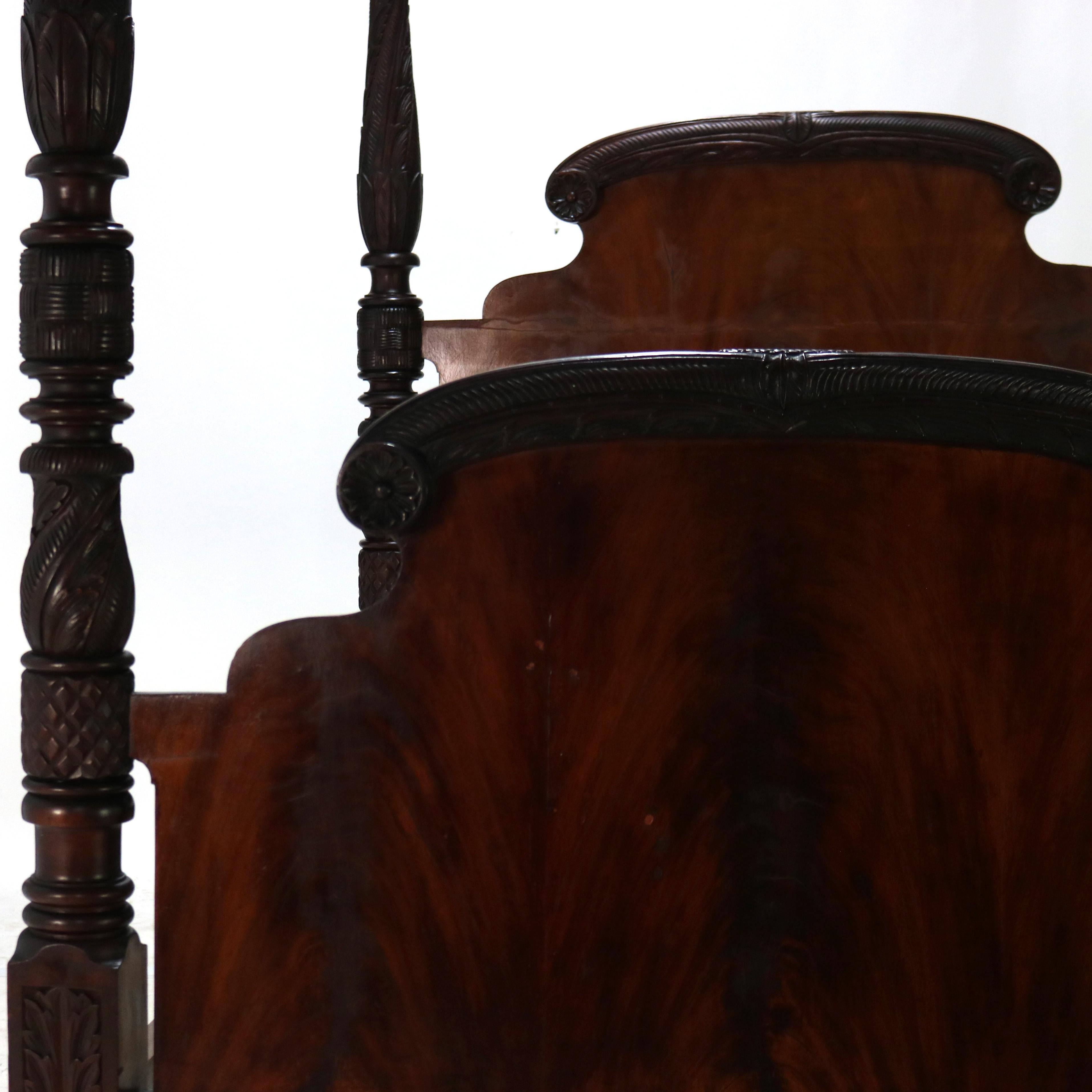 Monumental cama neoclásica Imperio Americano con postes de caoba tallada en llama c1840 imperio estadounidense en venta