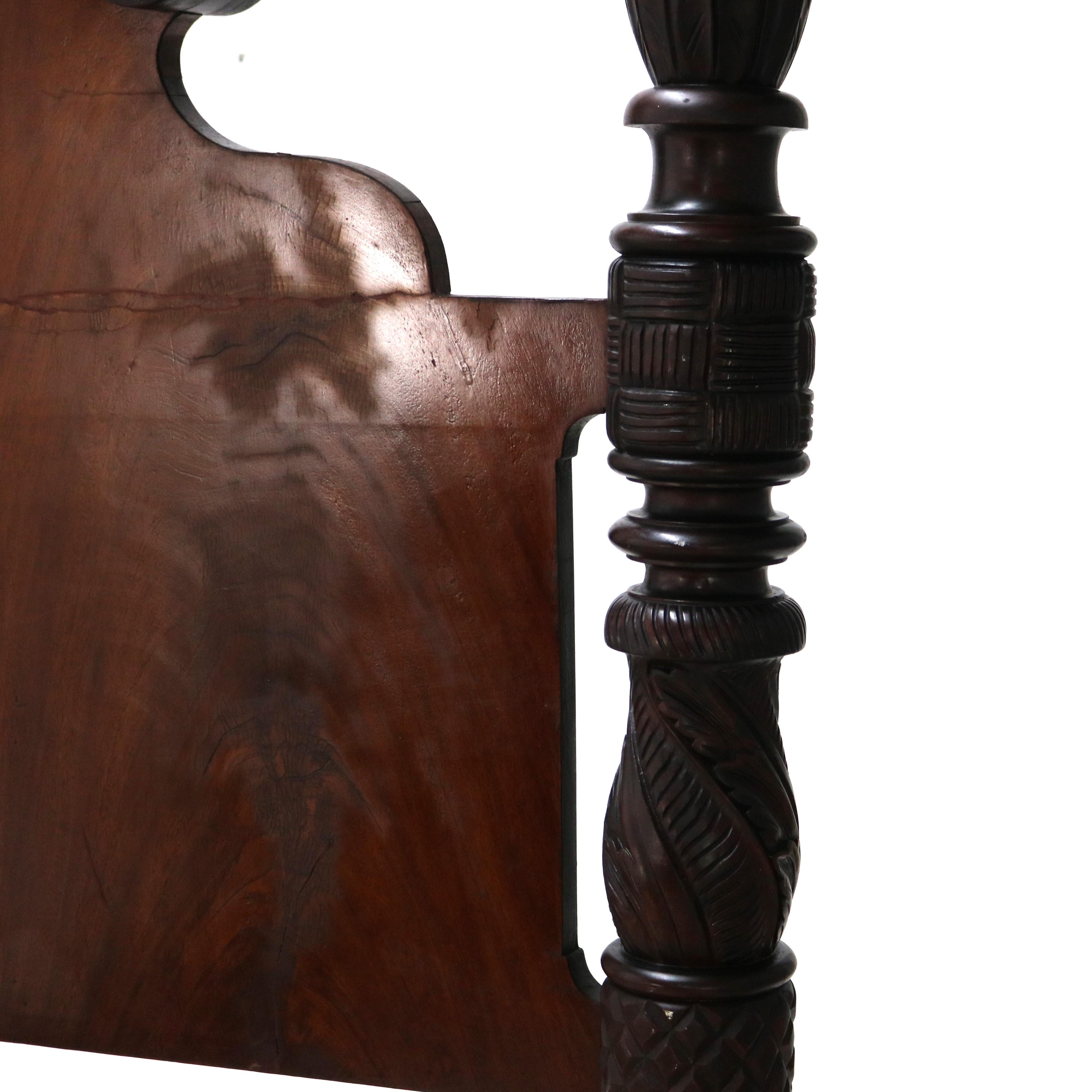 Monumental cama neoclásica Imperio Americano con postes de caoba tallada en llama c1840 en Bueno estado para la venta en Big Flats, NY