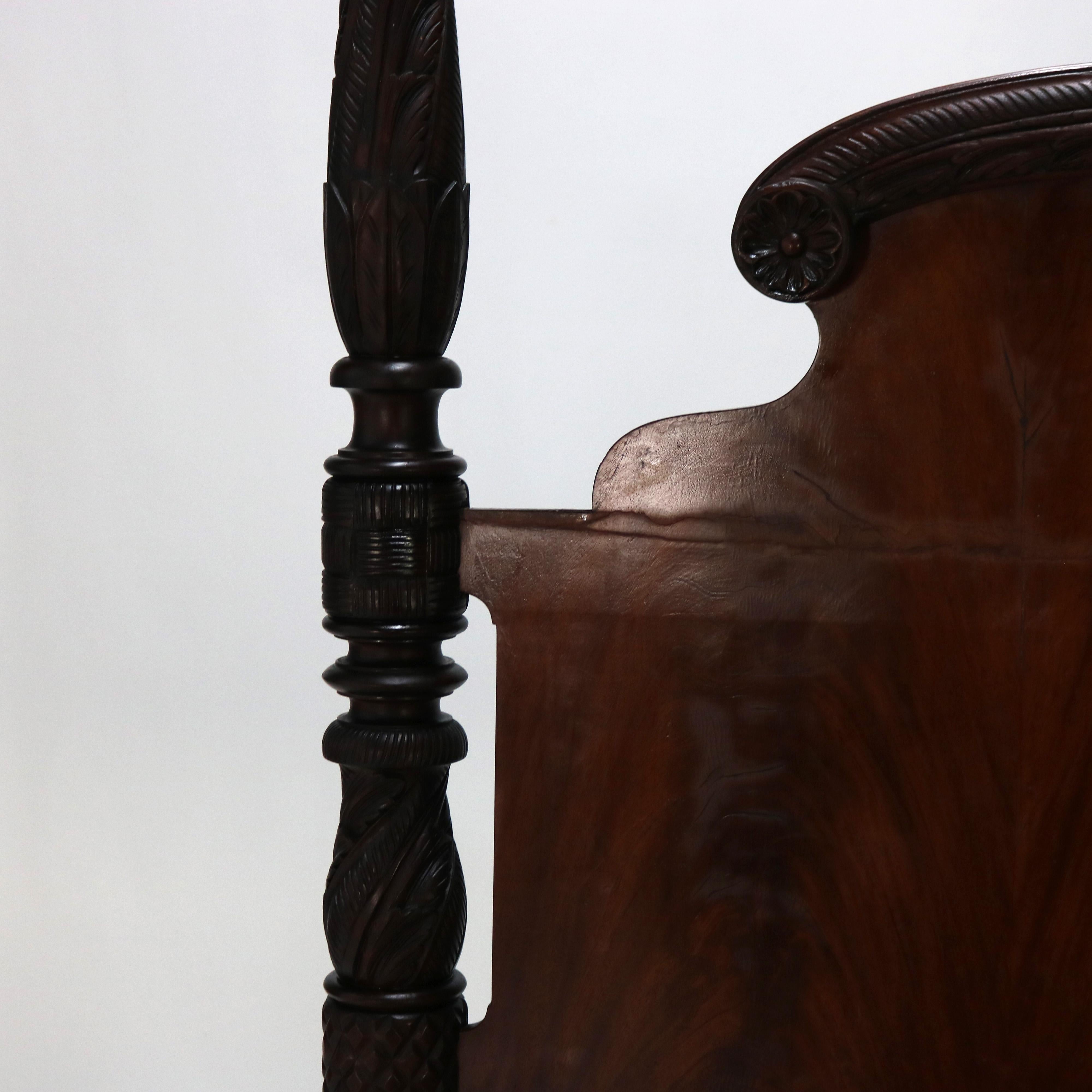 Monumental cama neoclásica Imperio Americano con postes de caoba tallada en llama c1840 siglo XIX en venta
