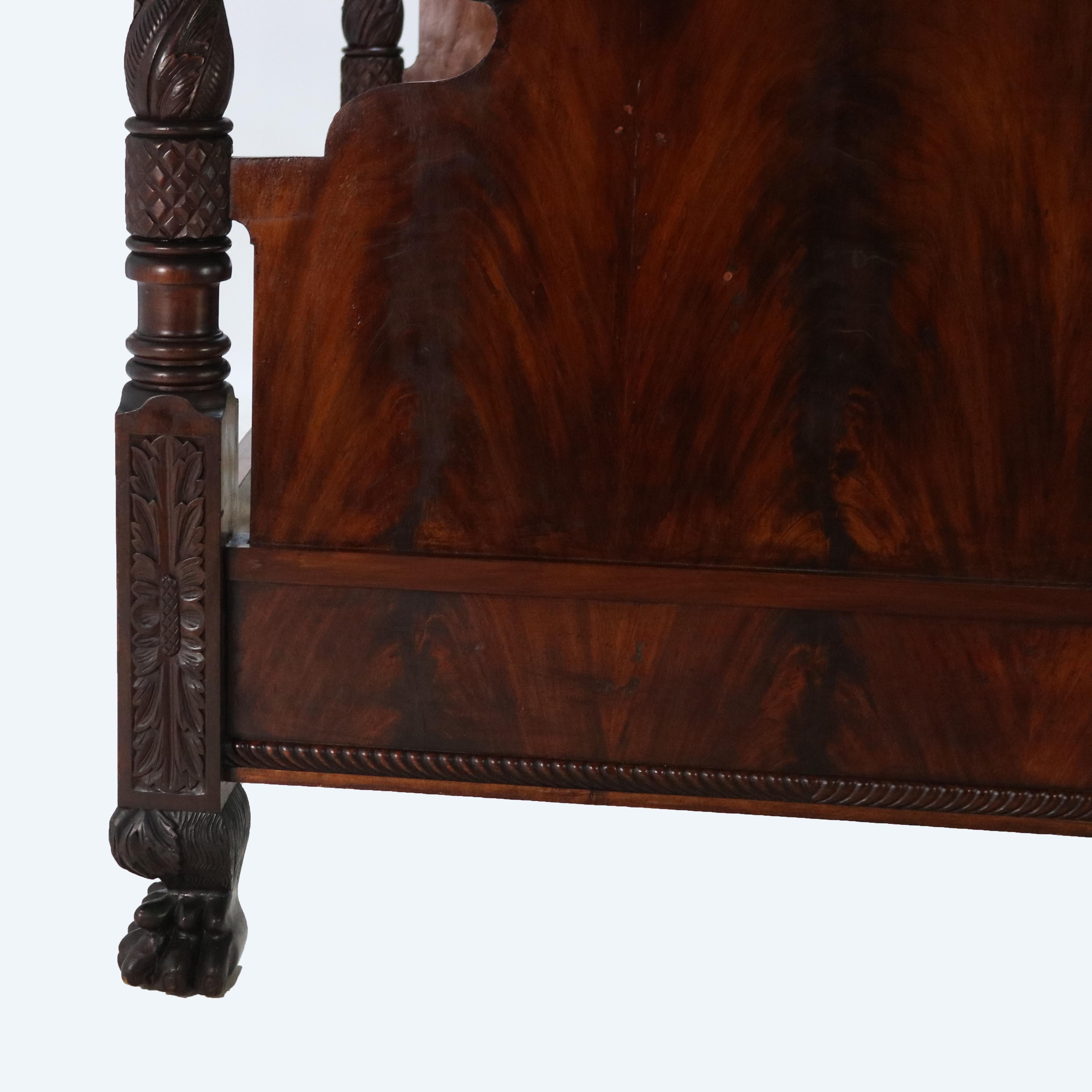 Monumental cama neoclásica Imperio Americano con postes de caoba tallada en llama c1840 Caoba en venta