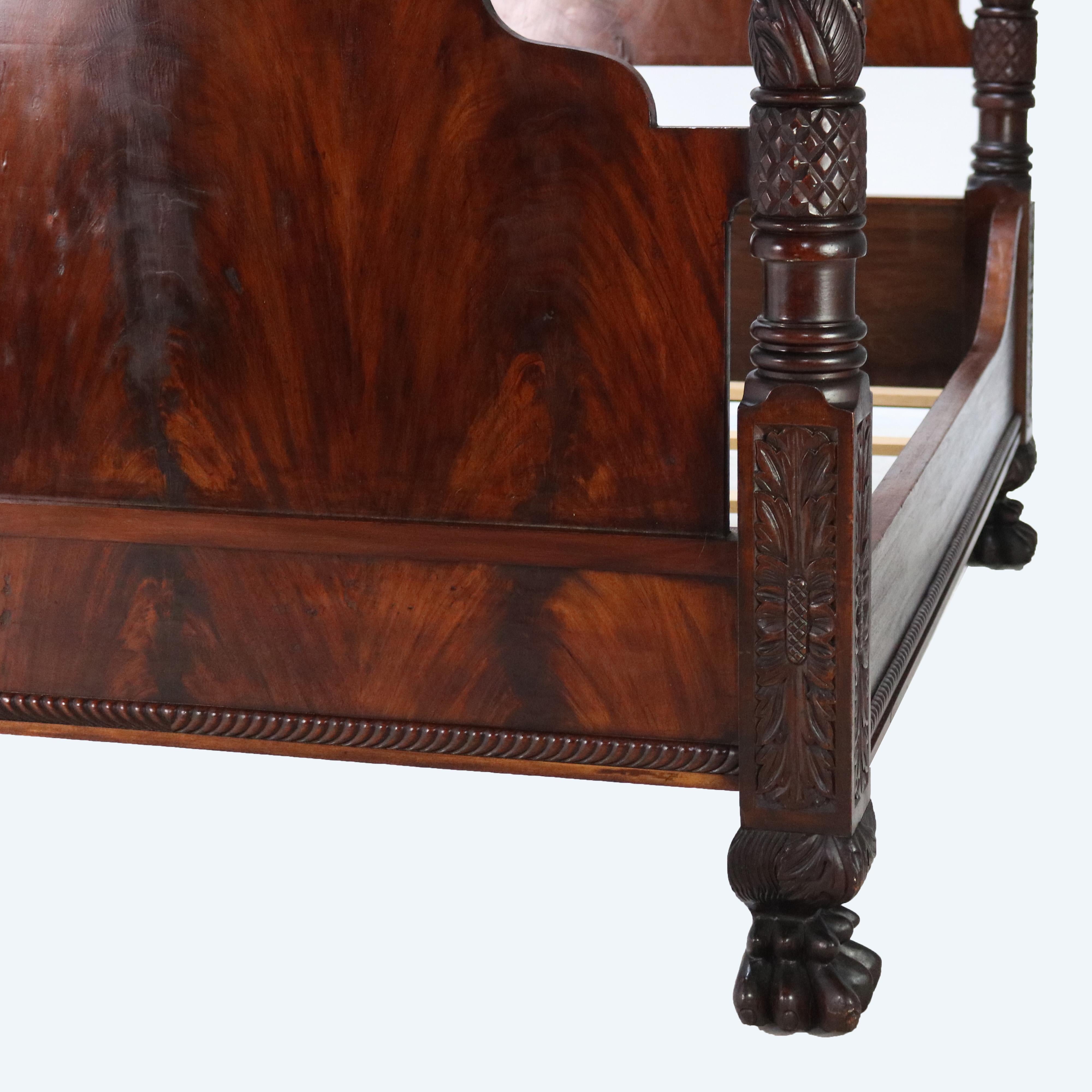 Monumental cama neoclásica Imperio Americano con postes de caoba tallada en llama c1840 en venta 1