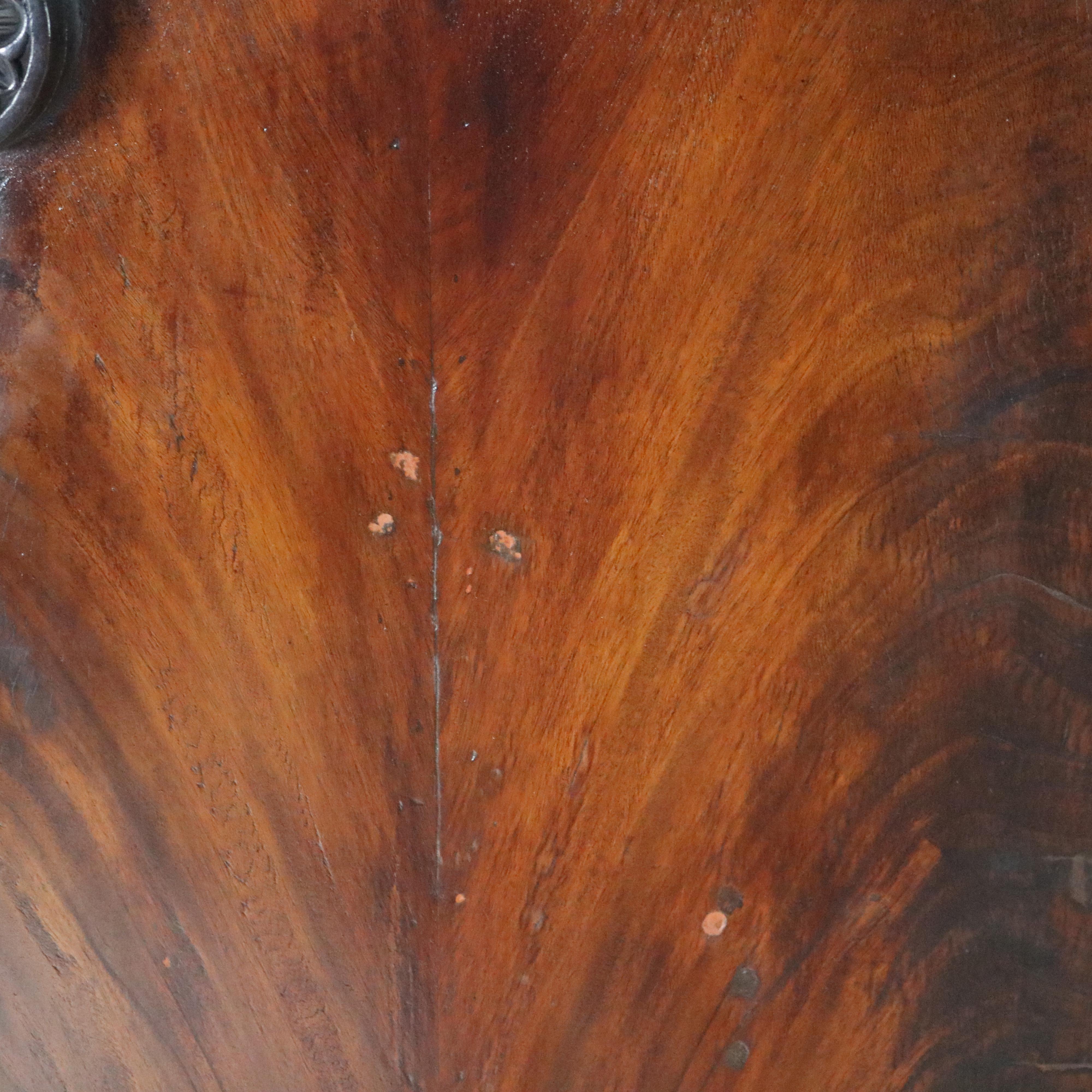 Monumental cama neoclásica Imperio Americano con postes de caoba tallada en llama c1840 en venta 2