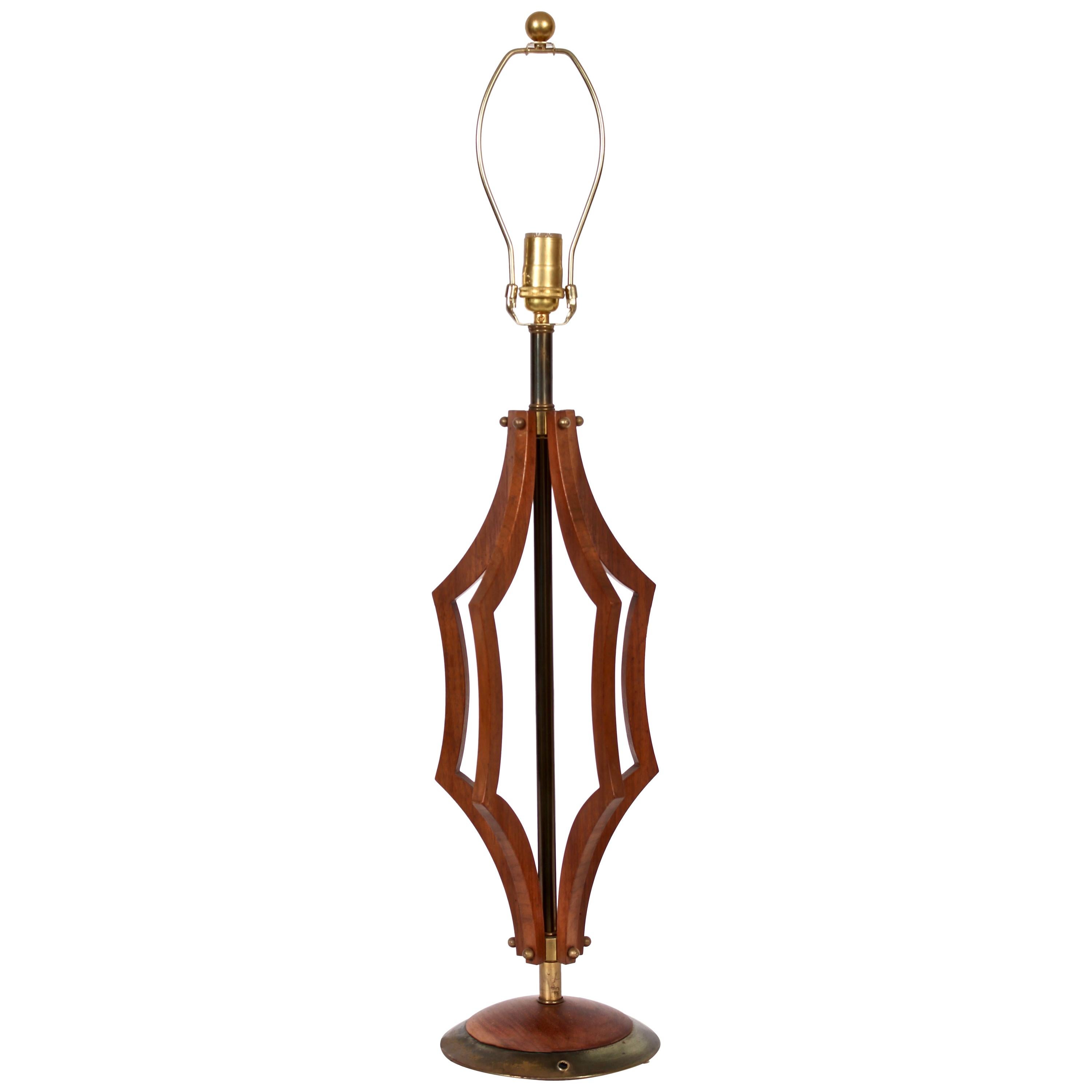 Monumentale lampada da tavolo americana di metà secolo in noce con taglio geometrico, 1960 circa