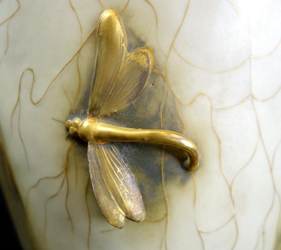 Vaso monumentale ad anfora Art Nouveau con libellula e motivo floreale 1900 in vendita 3
