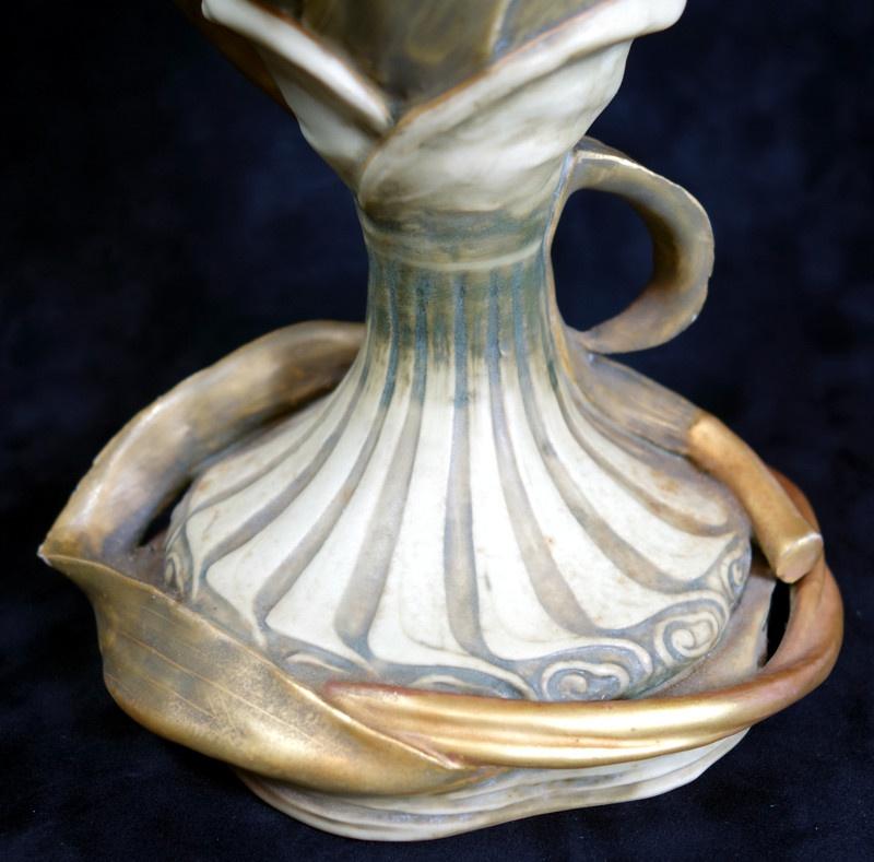 Monumental vase figuratif Amphora Art Nouveau avec libellule et motif floral 1900 en vente 5