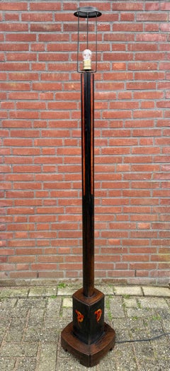 Monumentale Stehlampe aus Eichenholz der Amsterdamer Schule mit Batikdekoration, um 1920