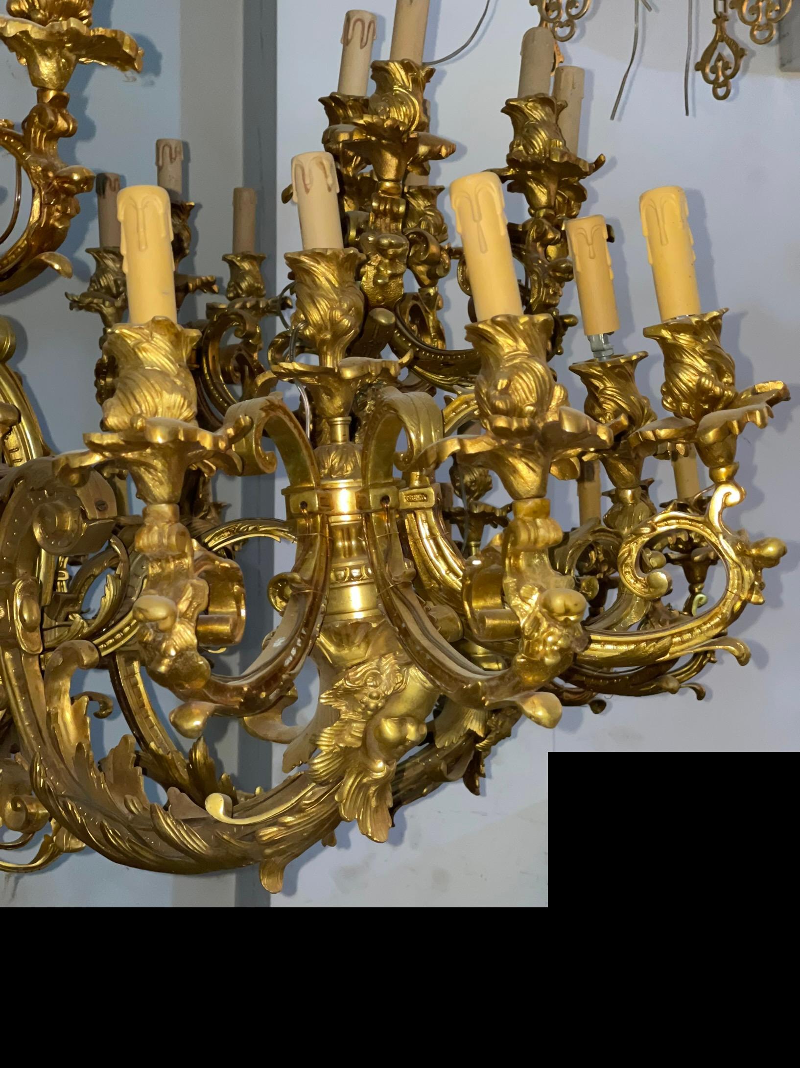 Francese Monumentale e imponente lampadario dorato a 60 luci, Parigi 