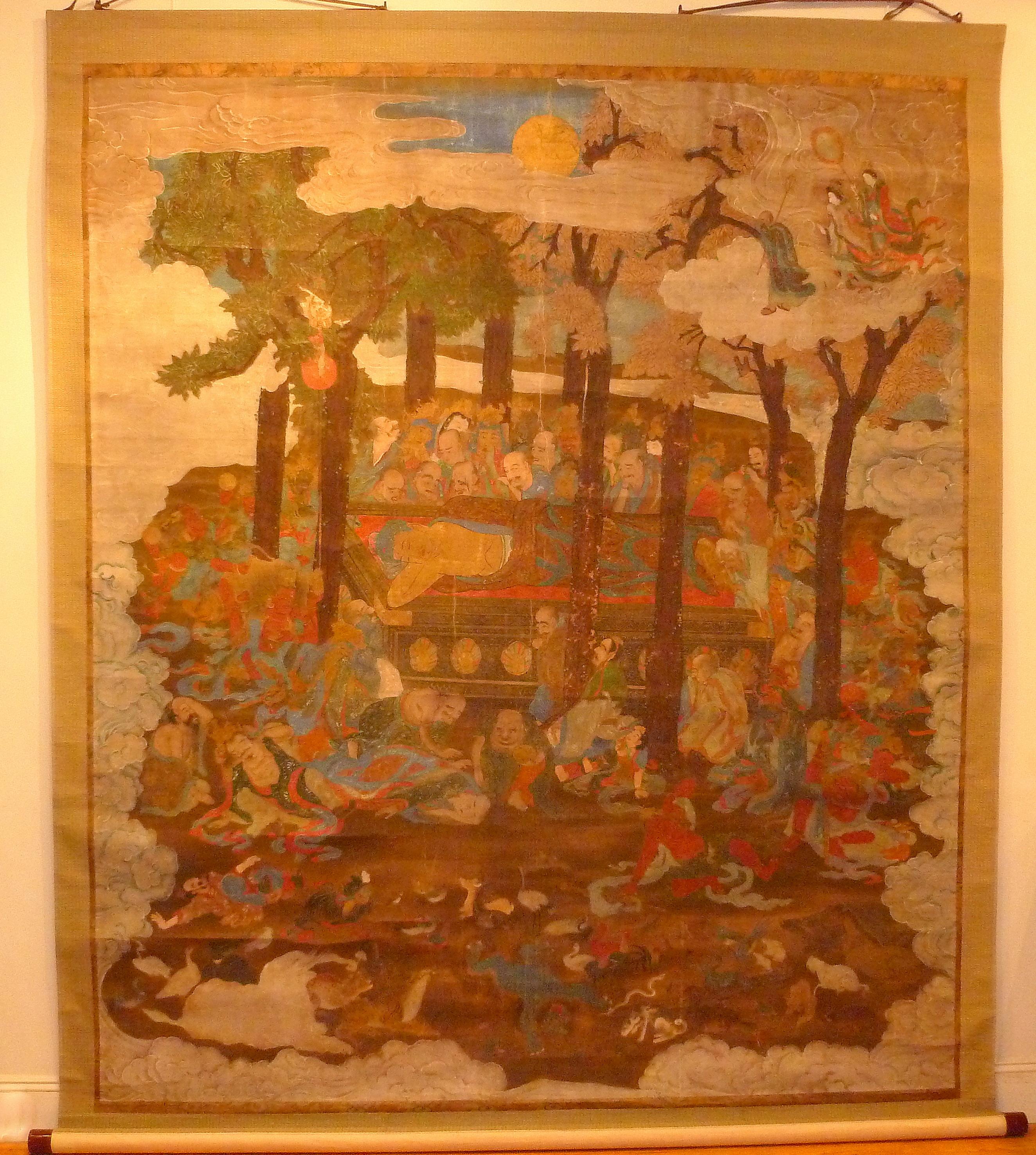 Sakyamuni japonais monumental et massif avec peinture bouddhiste de disciples. Très grande peinture bouddhiste japonaise massive, peinture sur soie et montée sur rouleau de brocart, très rare de grande taille. Merveilleux détail de Sakyamuni et de